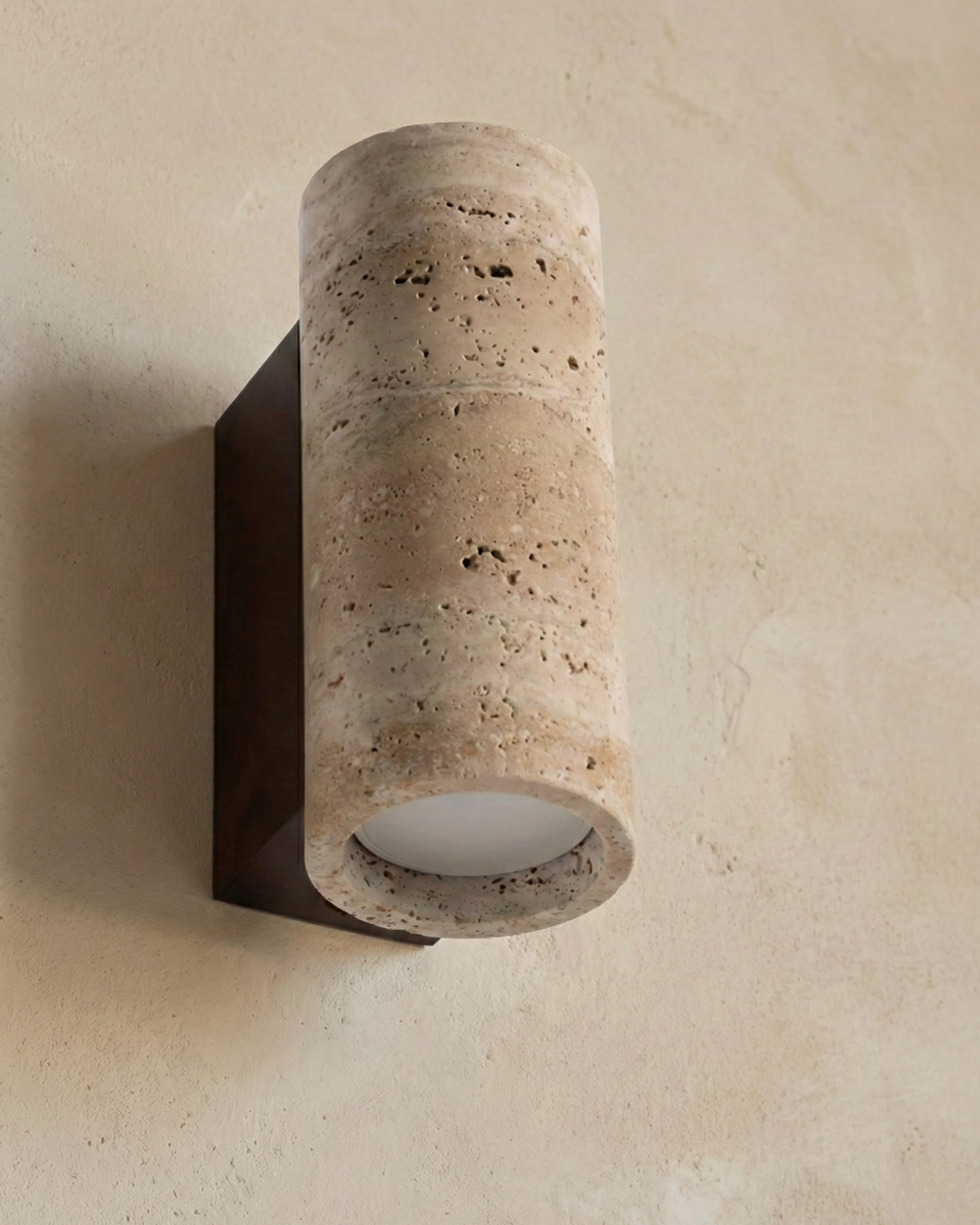 applique murale style wabi sabi par korven studio en travertin modele kage