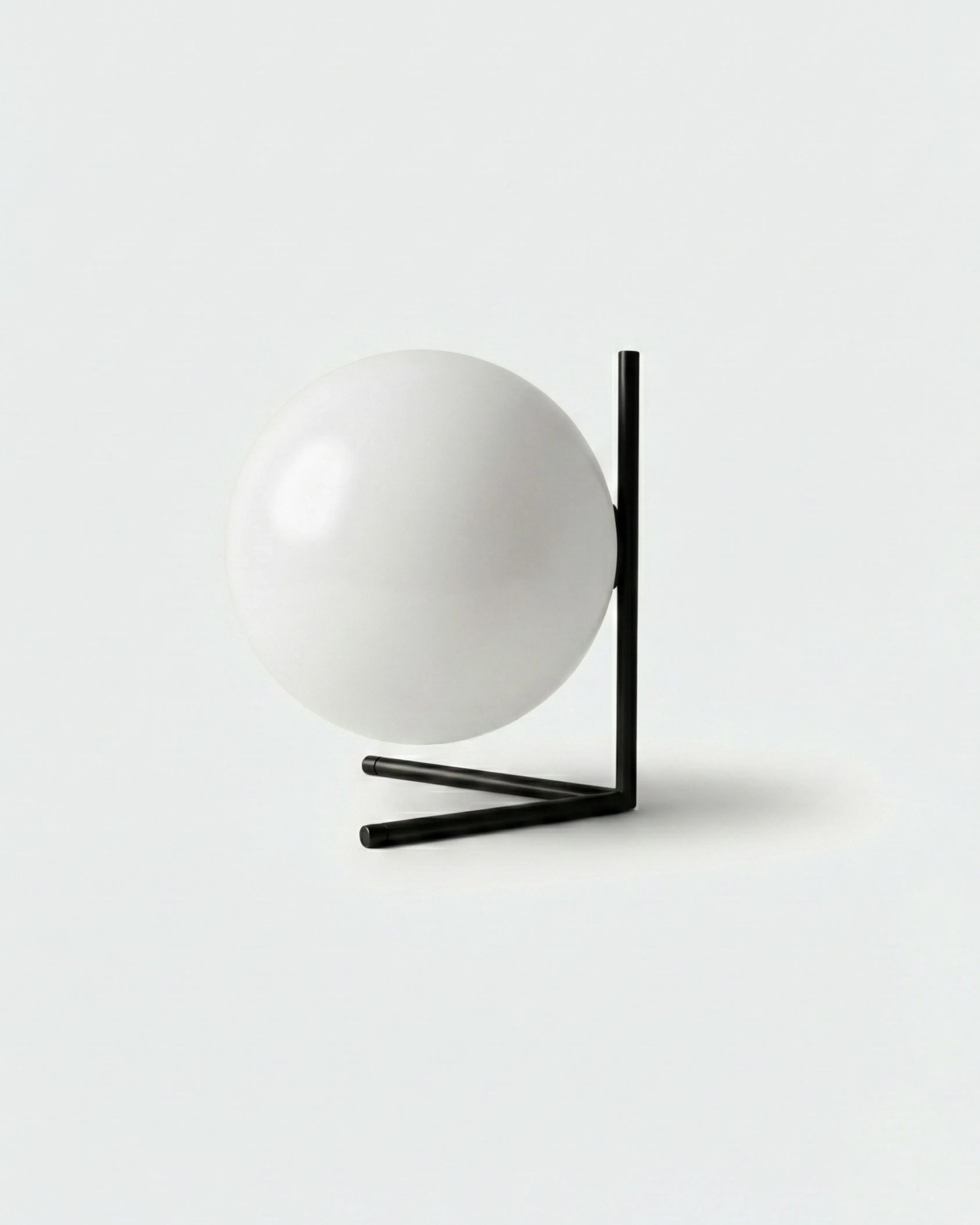 Lampe de table à poser noir, – modèle Kaen par Korven Studio.