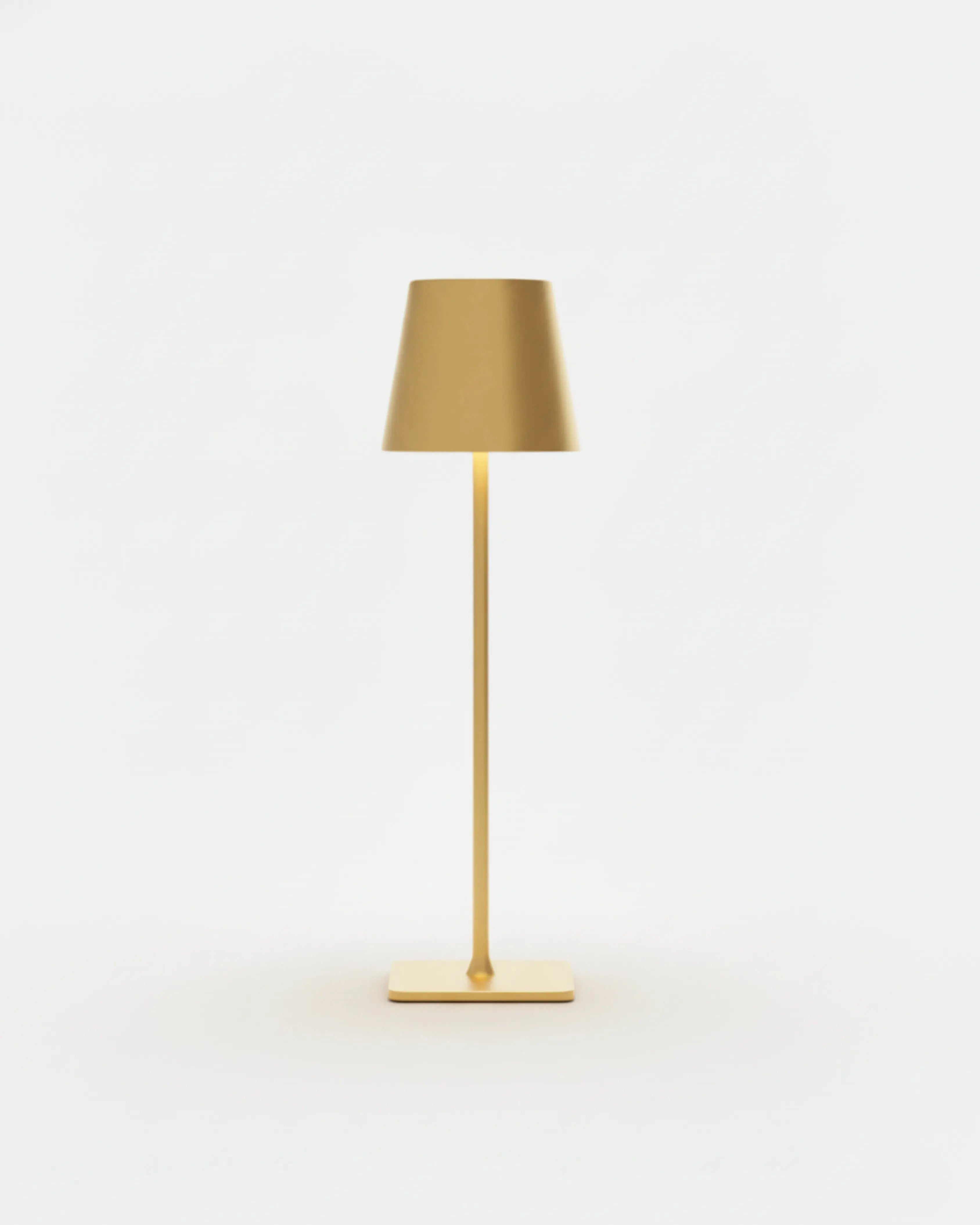 Lampe de chevet sans fil dorée, rechargeable par USB – modèle Frey par Korven Studio.