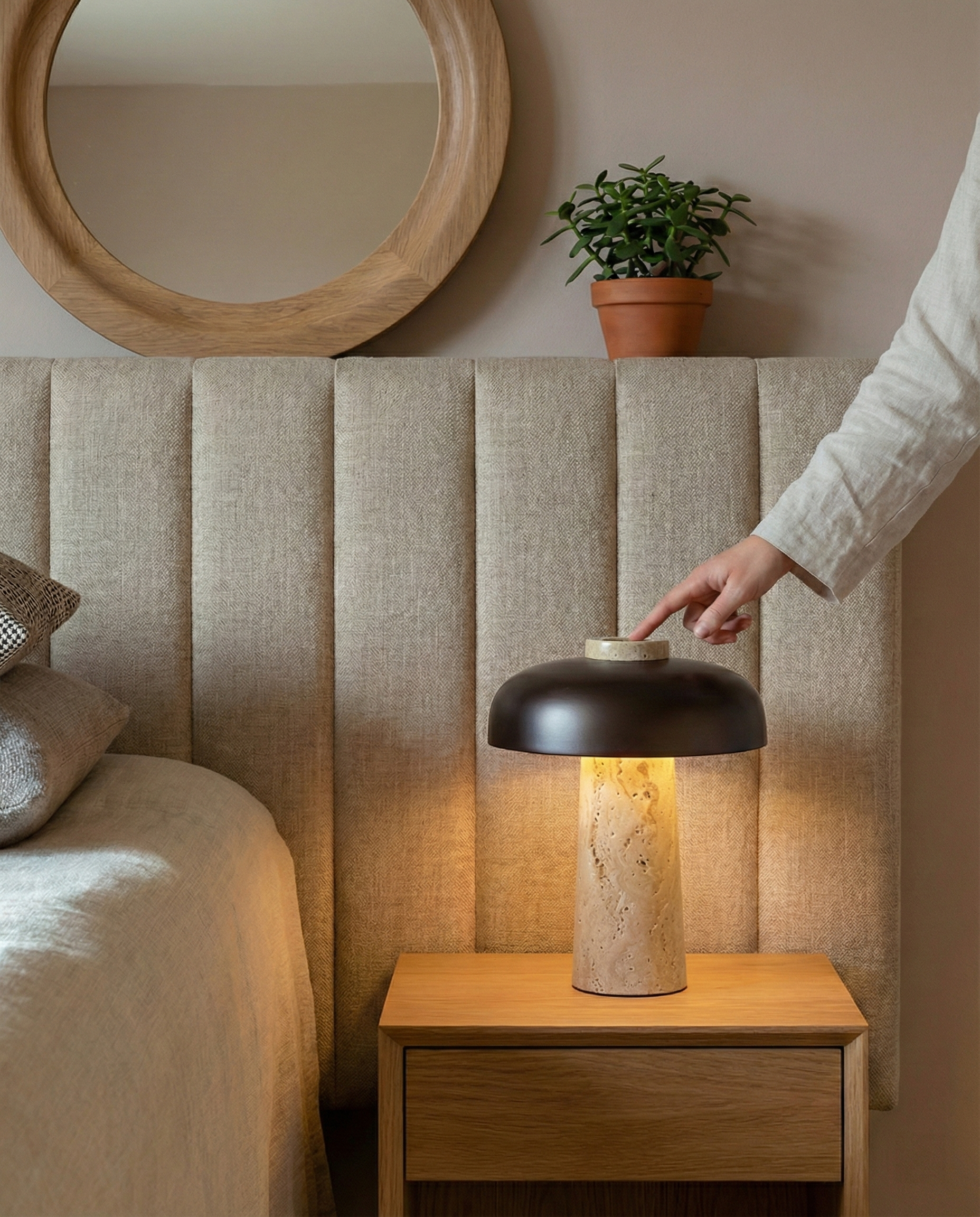 lampe de table travertin et laiton bronze modele sagar par korven studio