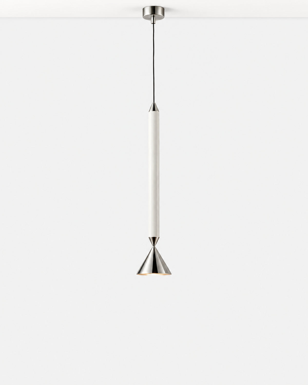 Suspension PINA chrome et blanc sur fond neutre, fixée au plafond