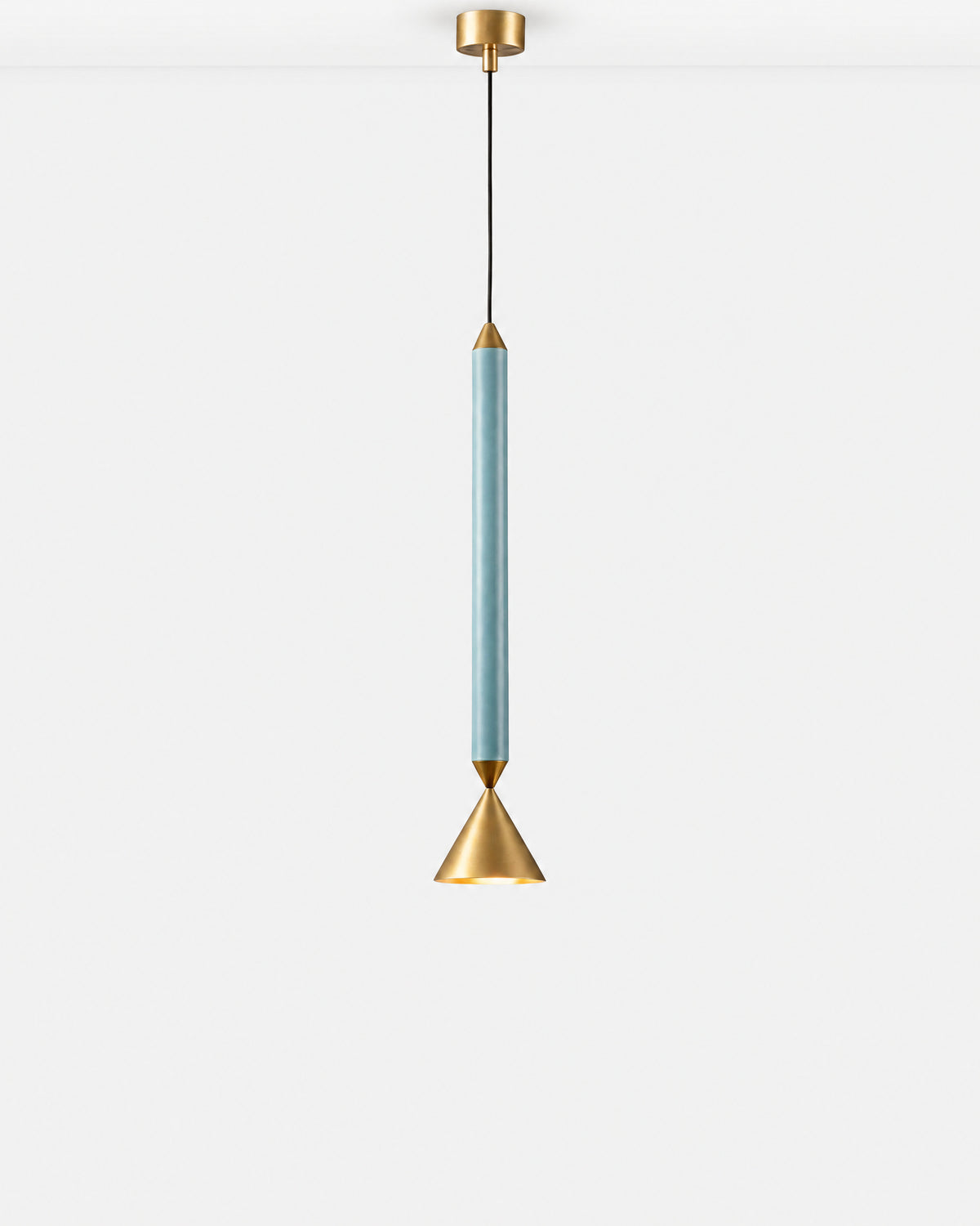Suspension PINA laiton et bleu sur fond neutre, fixée au plafond