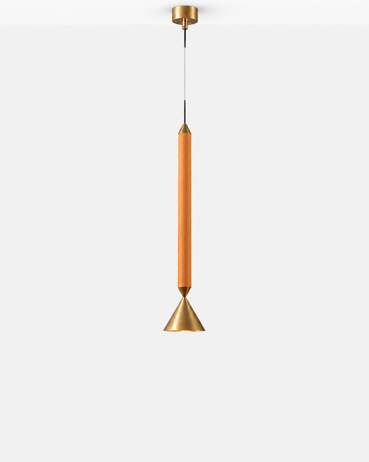 Suspension PINA laiton et orange sur fond neutre, fixée au plafond