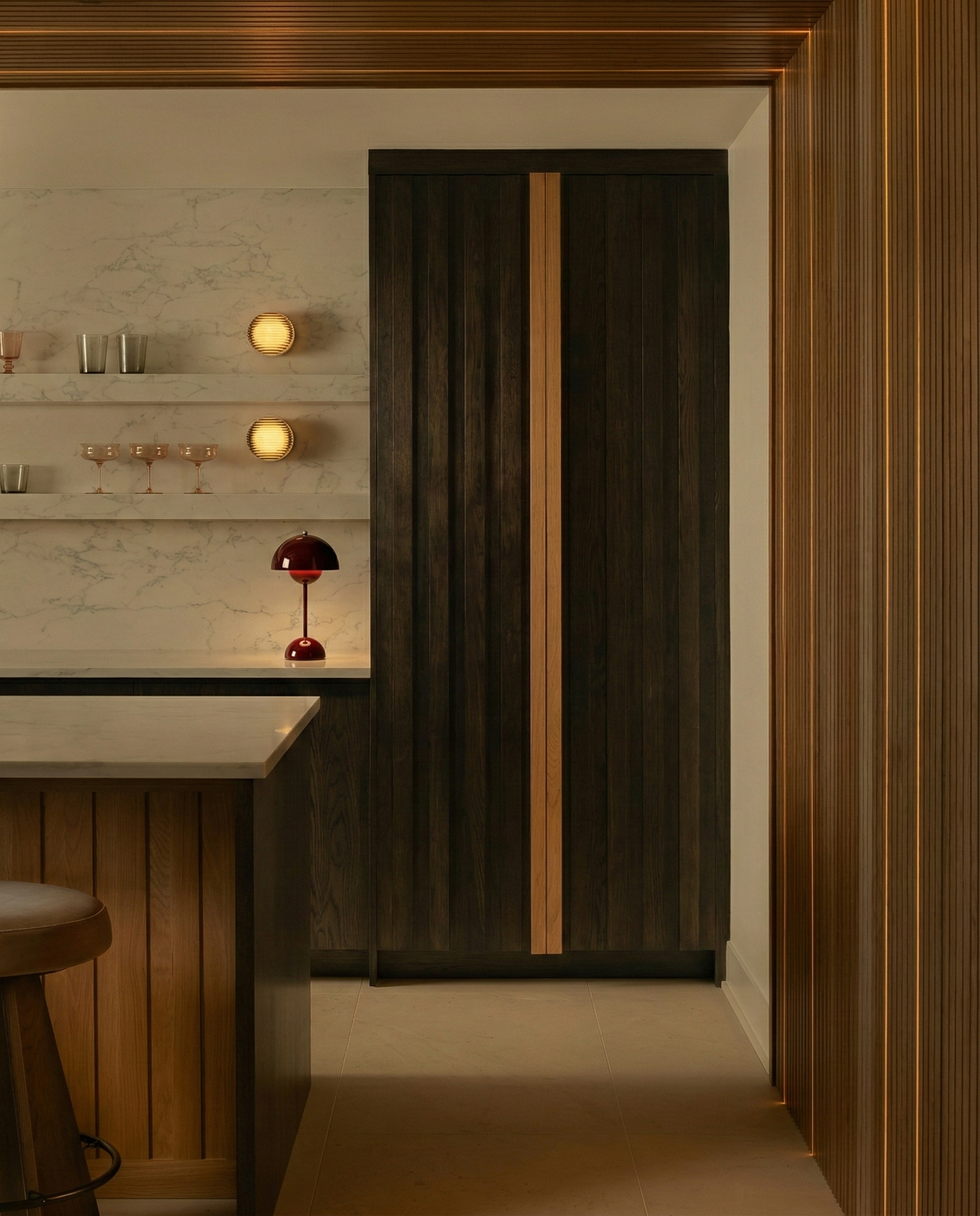 Lampe de table sans fil design Oden rouge bordeaux éclairage nomade comptoir coin bar cuisine sombre boiseries noyer nervuré dark kitchen moody.