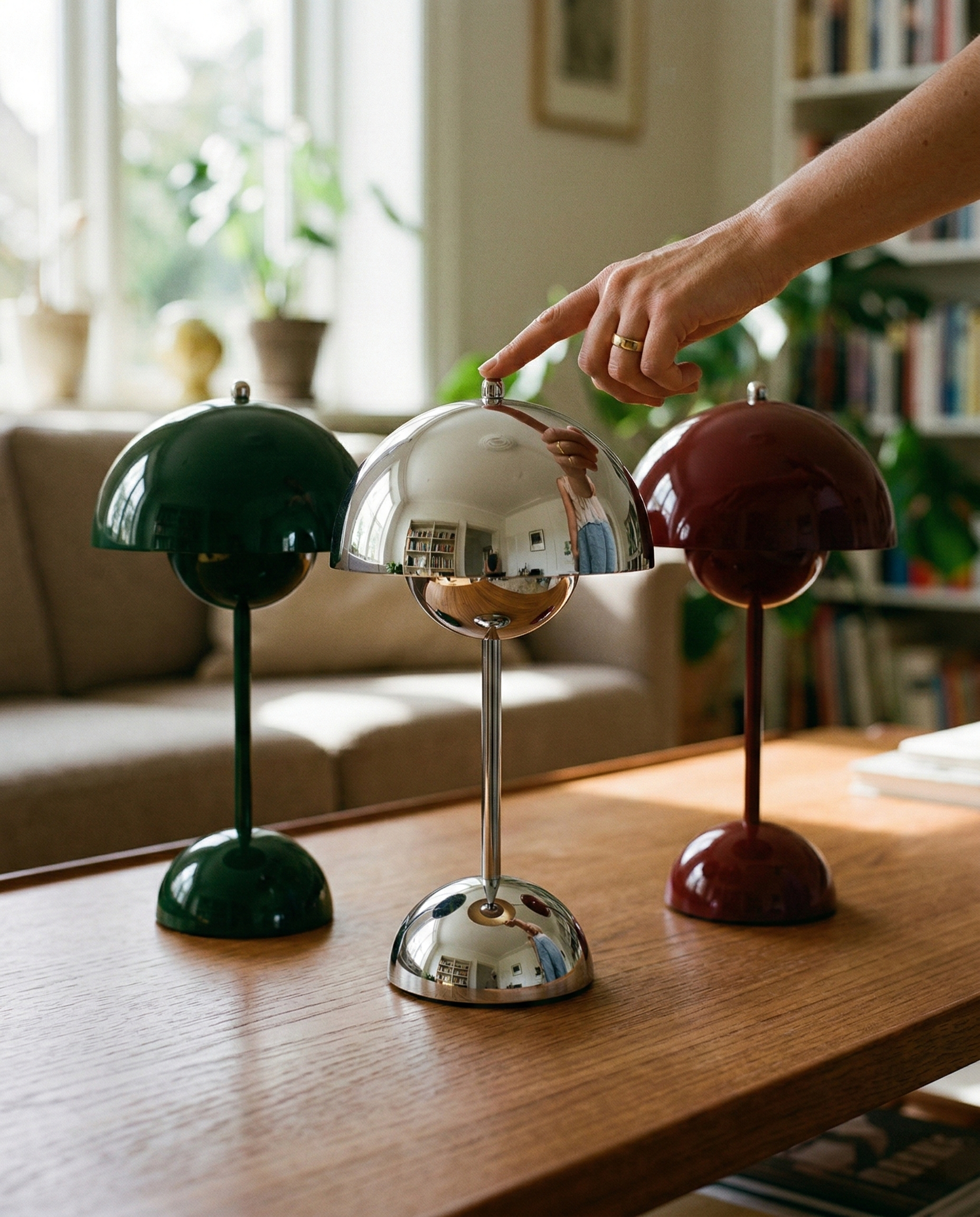 Lampe de table sans fil Oden rouge laqué design champignon LED rechargeable par korven studio