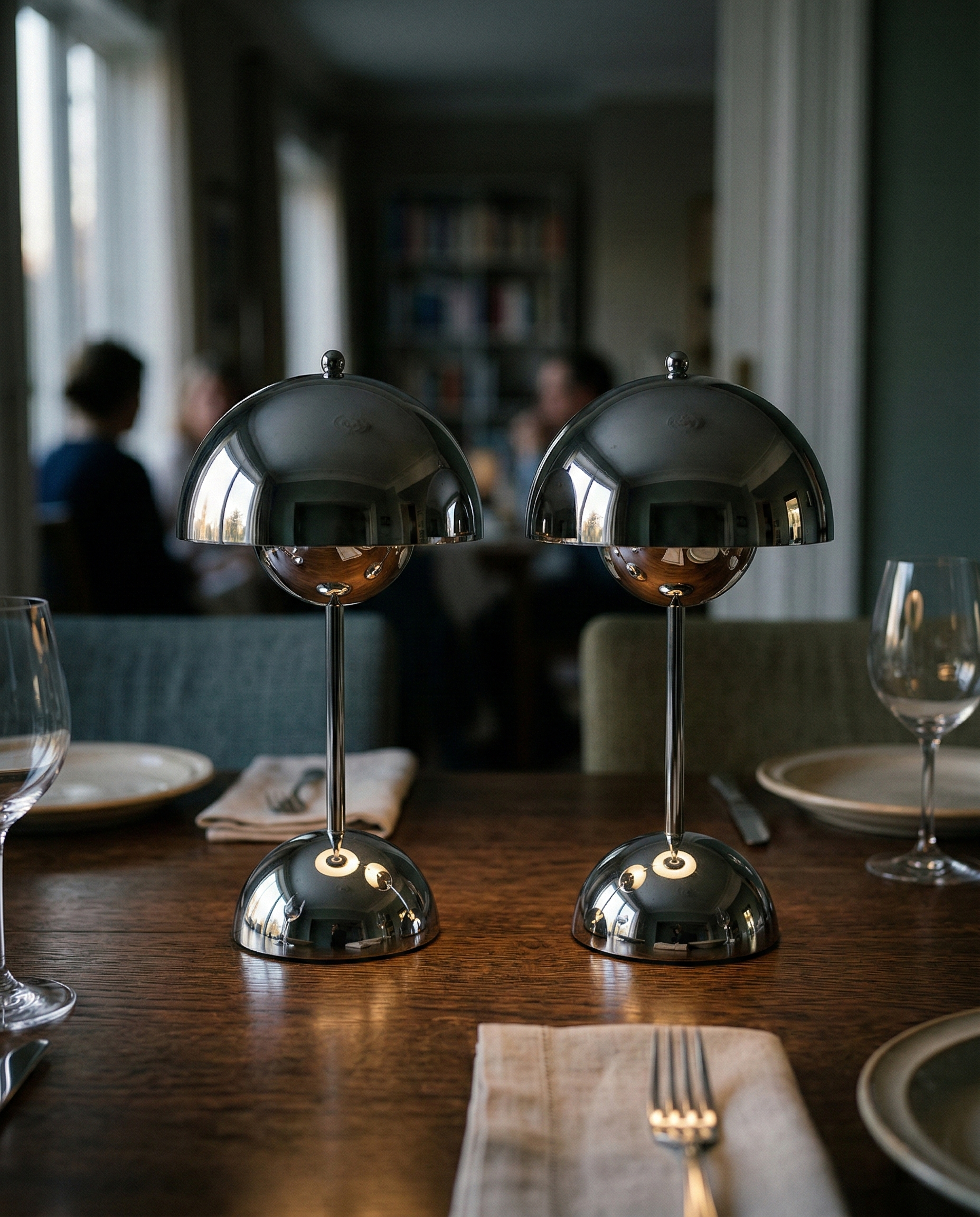 Lampe de table sans fil Oden chrome laqué design champignon LED rechargeable par korven studio