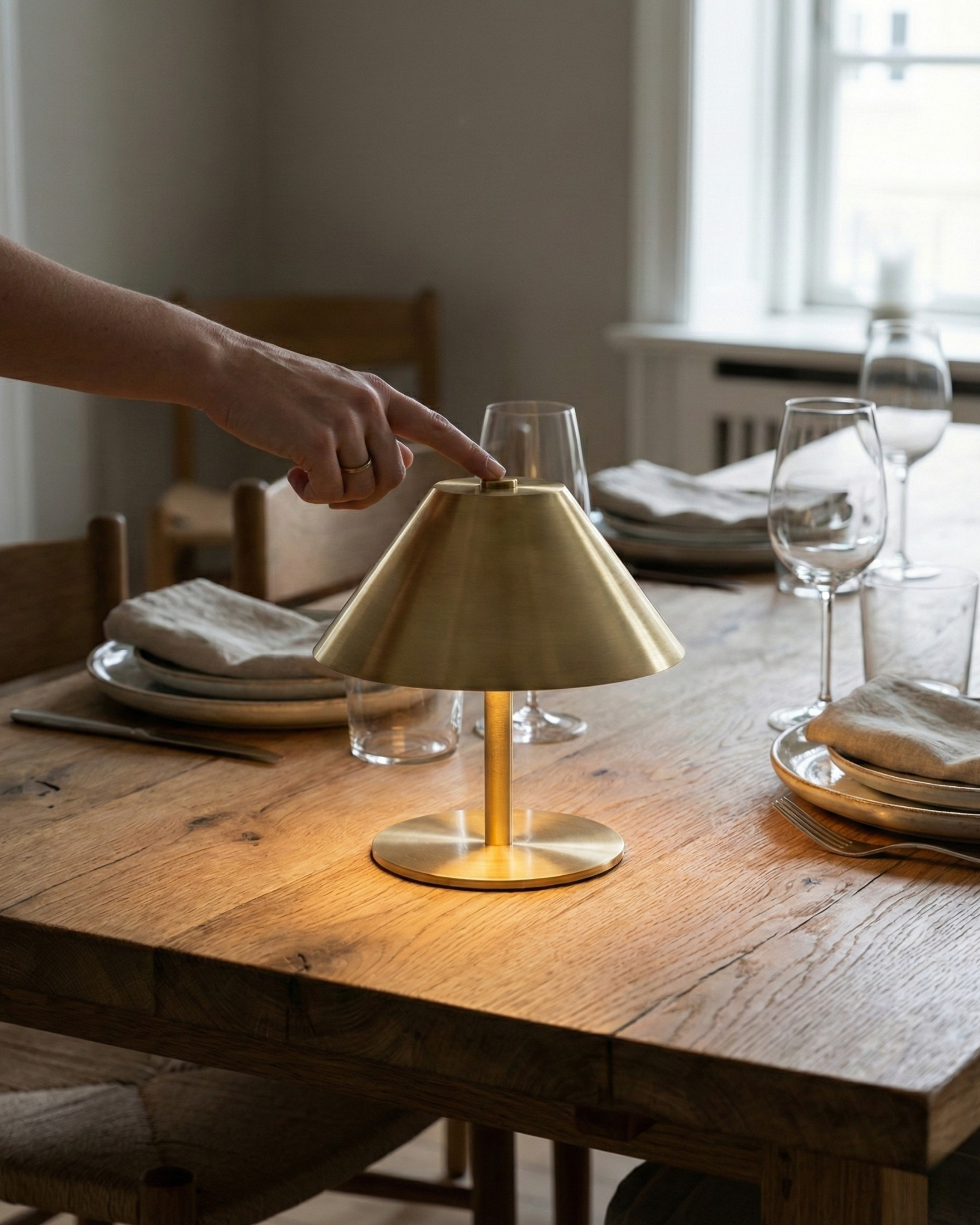 Lampe de Table Sans Fil couleur or pour restaurant | VARMA Korven studio
