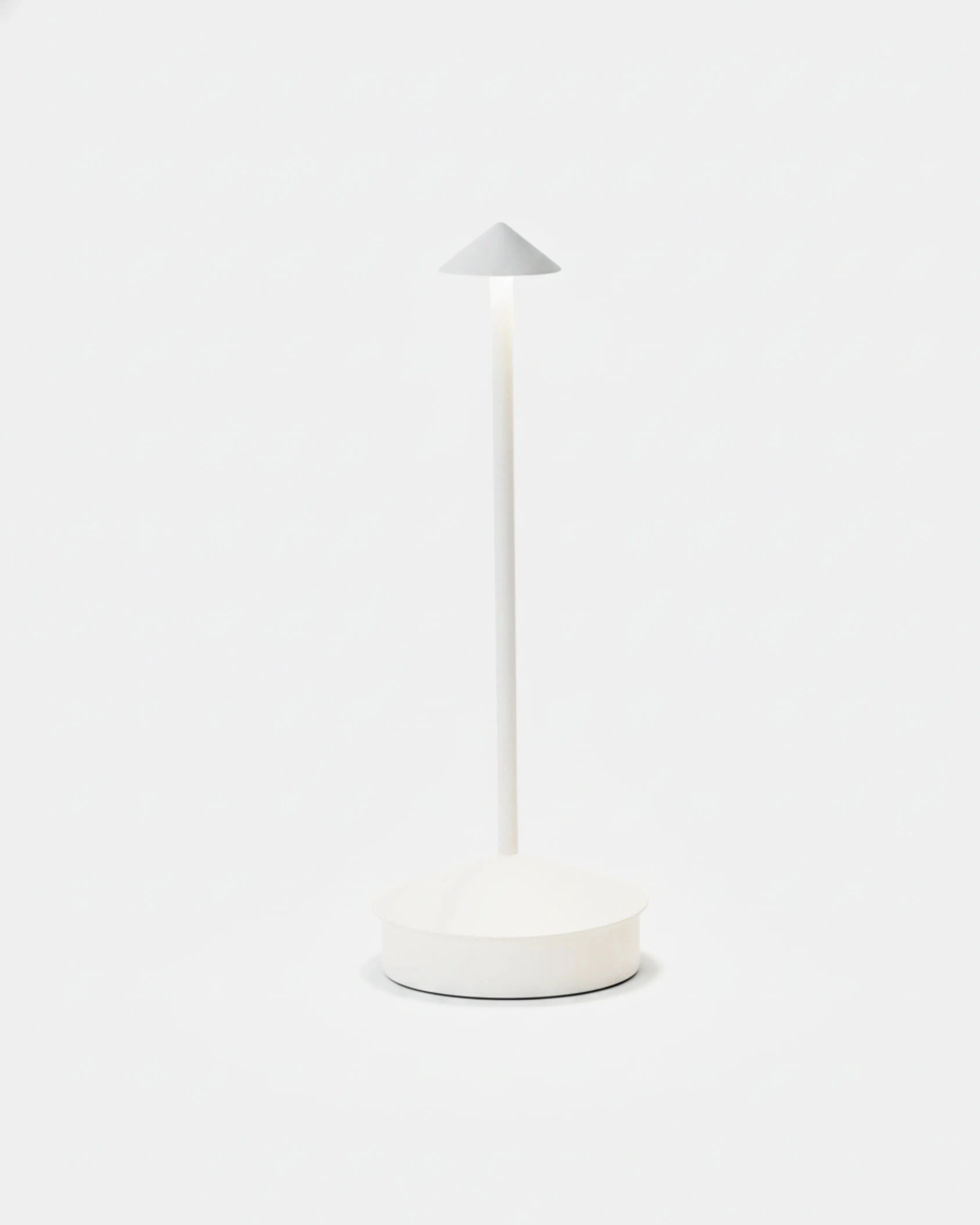 Lampe sans fil blanche rechargeable – modèle Miro par Korven Studio.