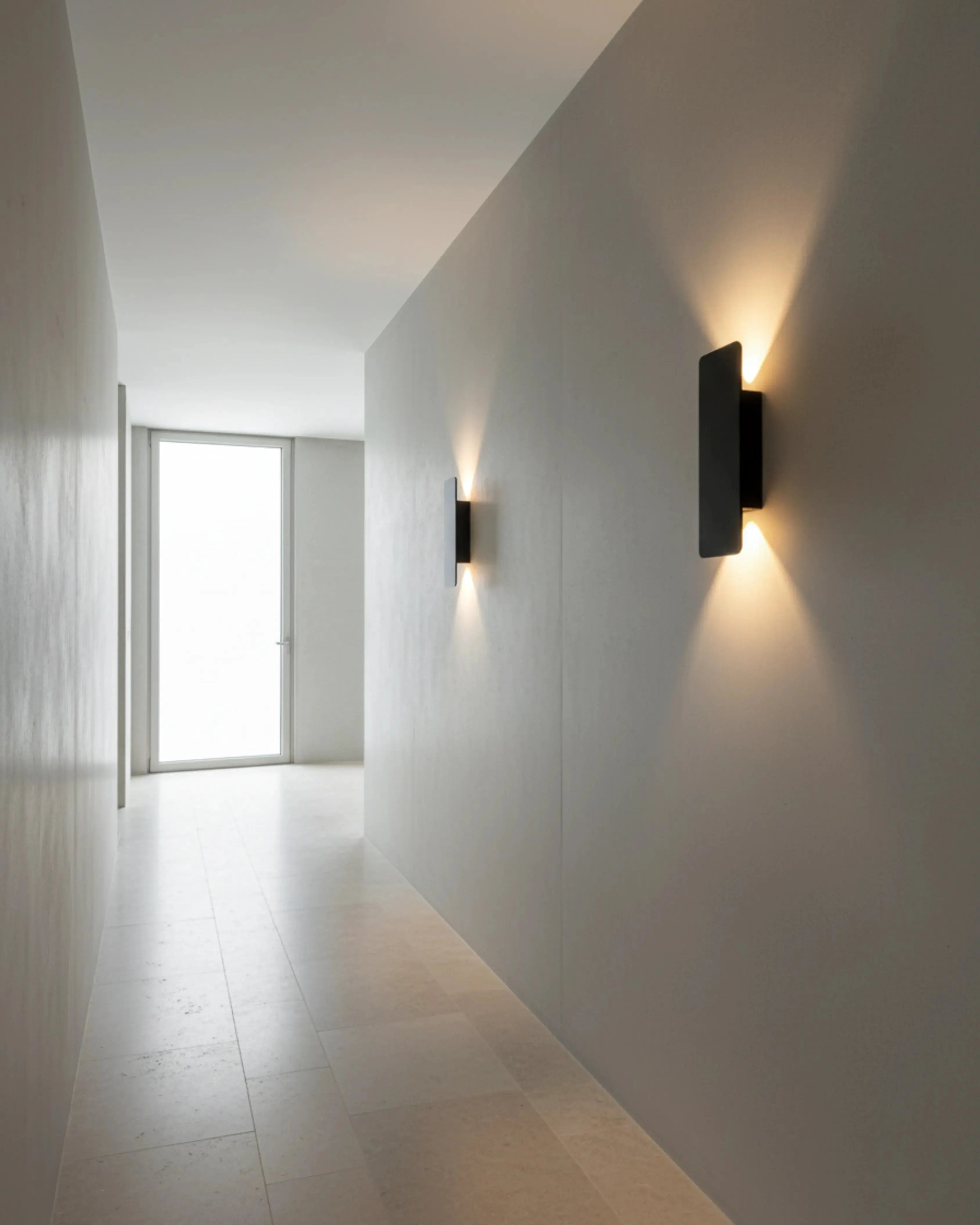 Applique murale couleur noir modele Reni par Korven studio