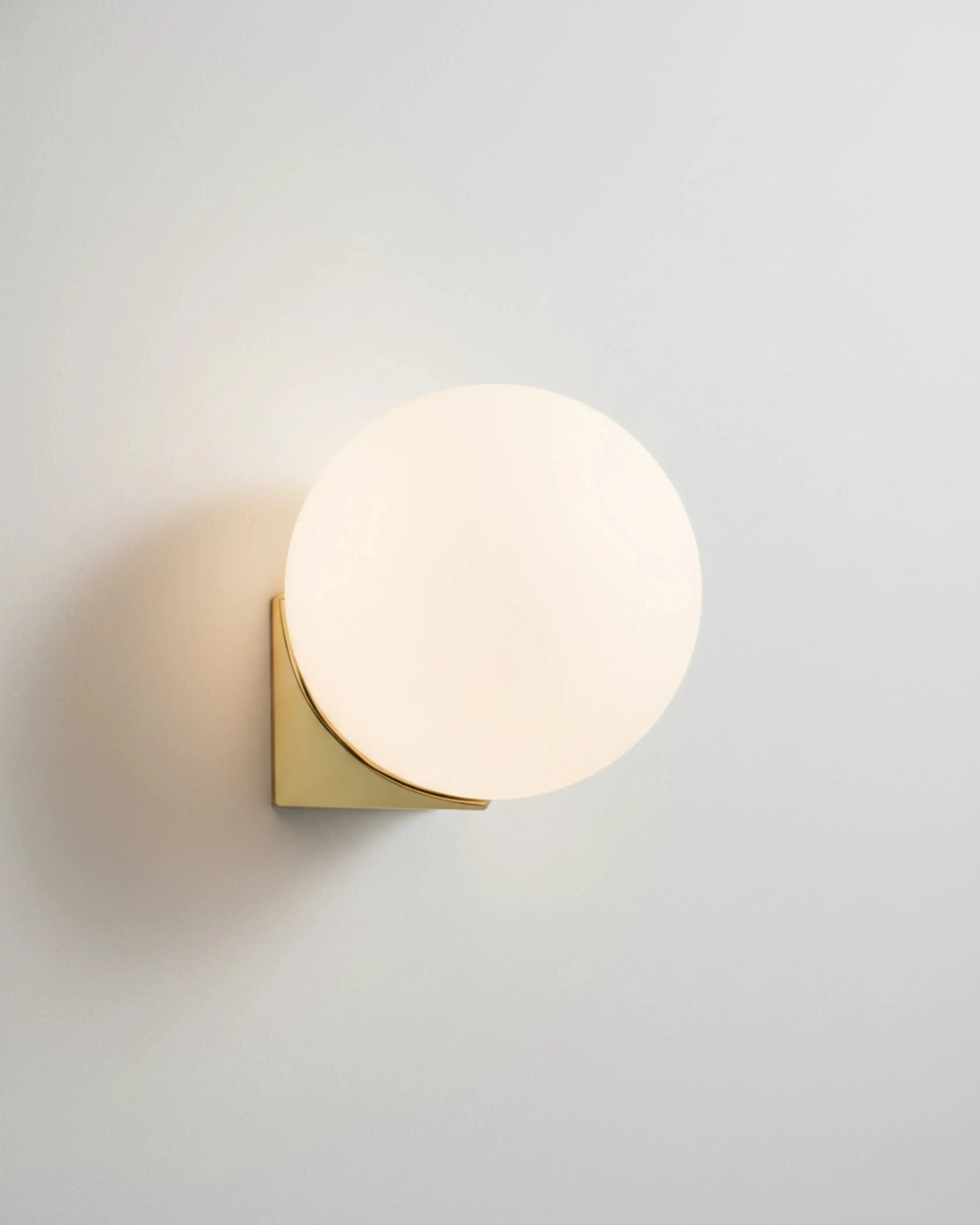 Applique murale, chambre salon modele elyn par korven studio couleur or