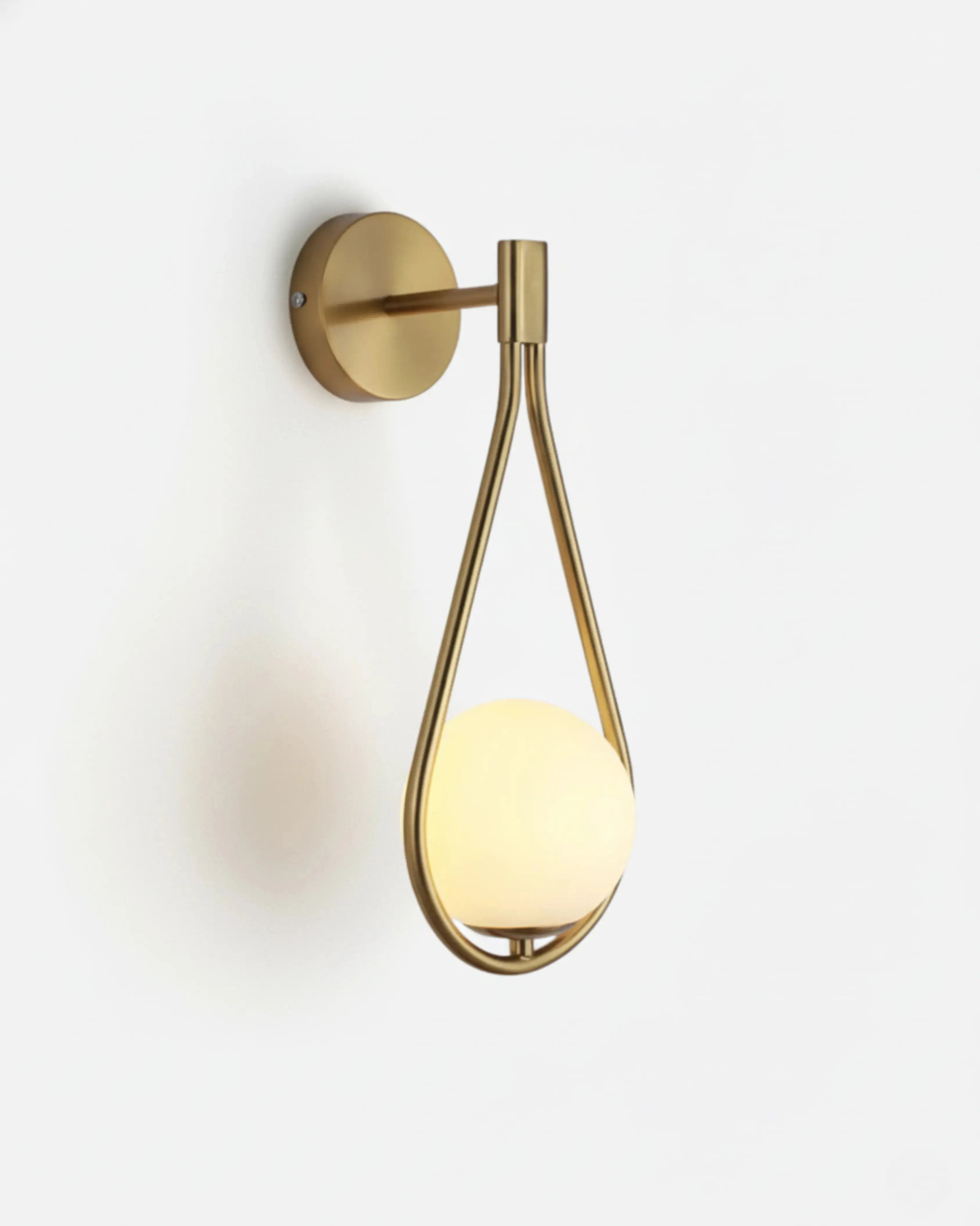 Applique murale couleur or modele Mavi par korven studio 