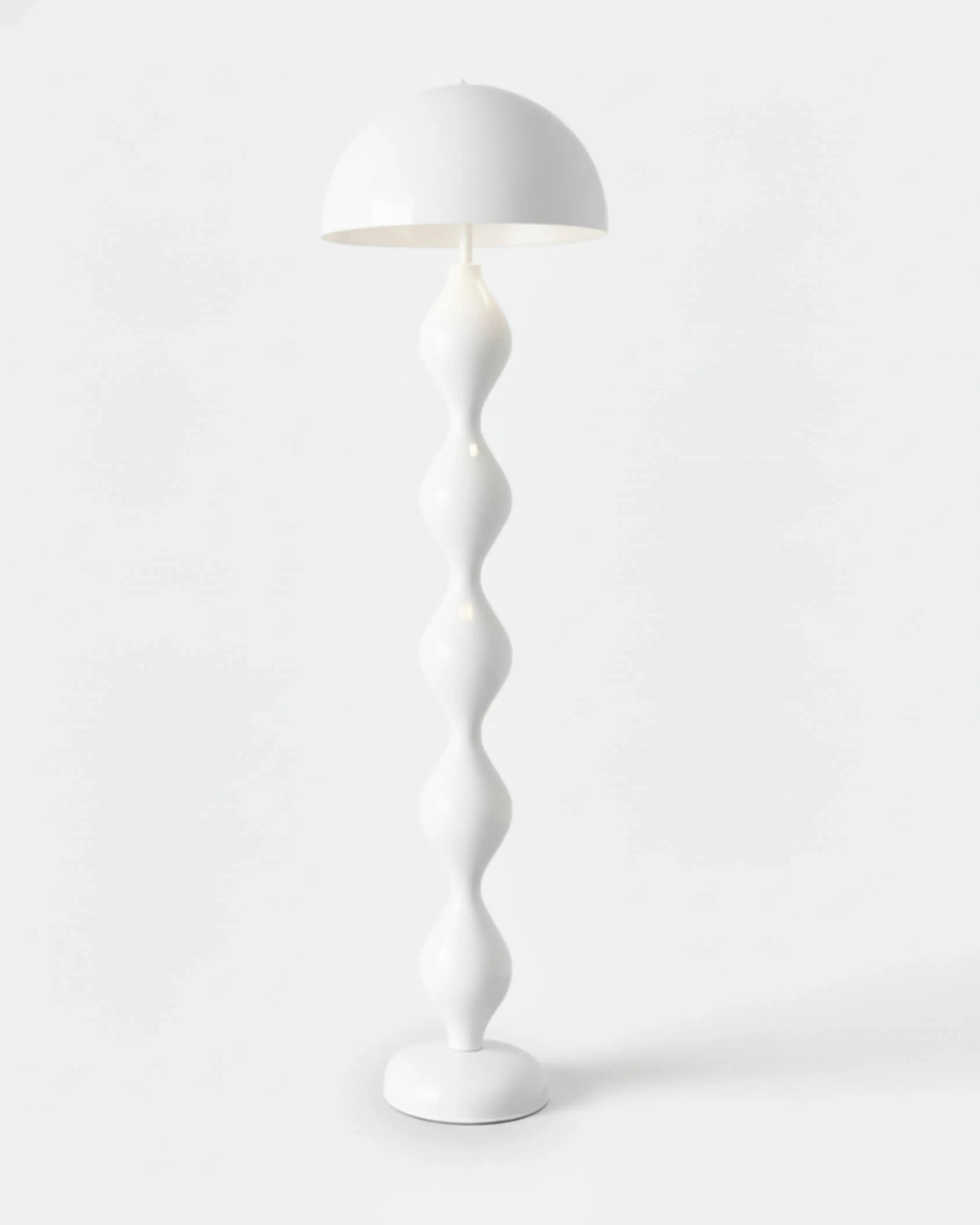 lampadaire blanc, modèle aven par Korven Studio.