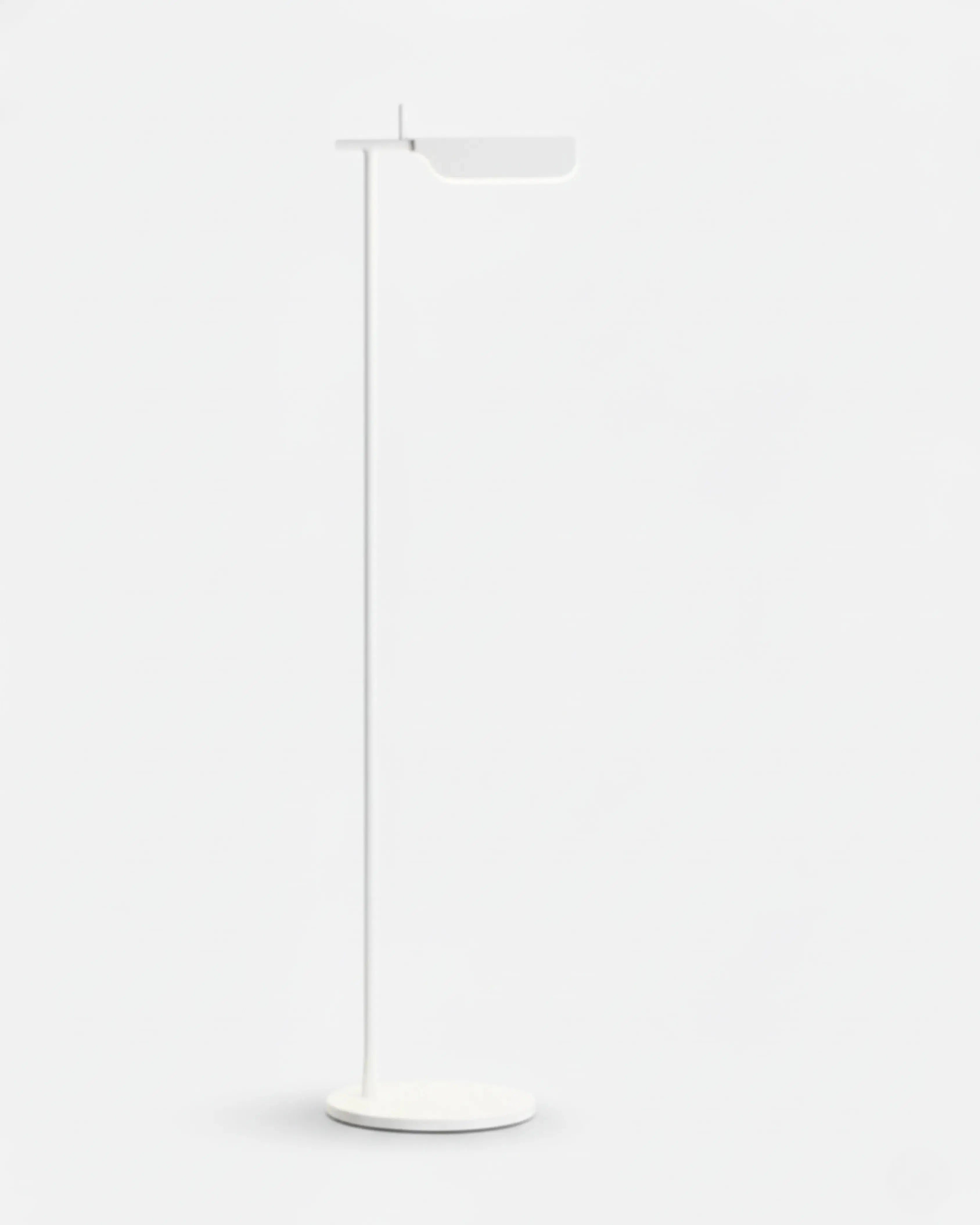 Lampadaire blanc,  – modèle milo par Korven Studio.