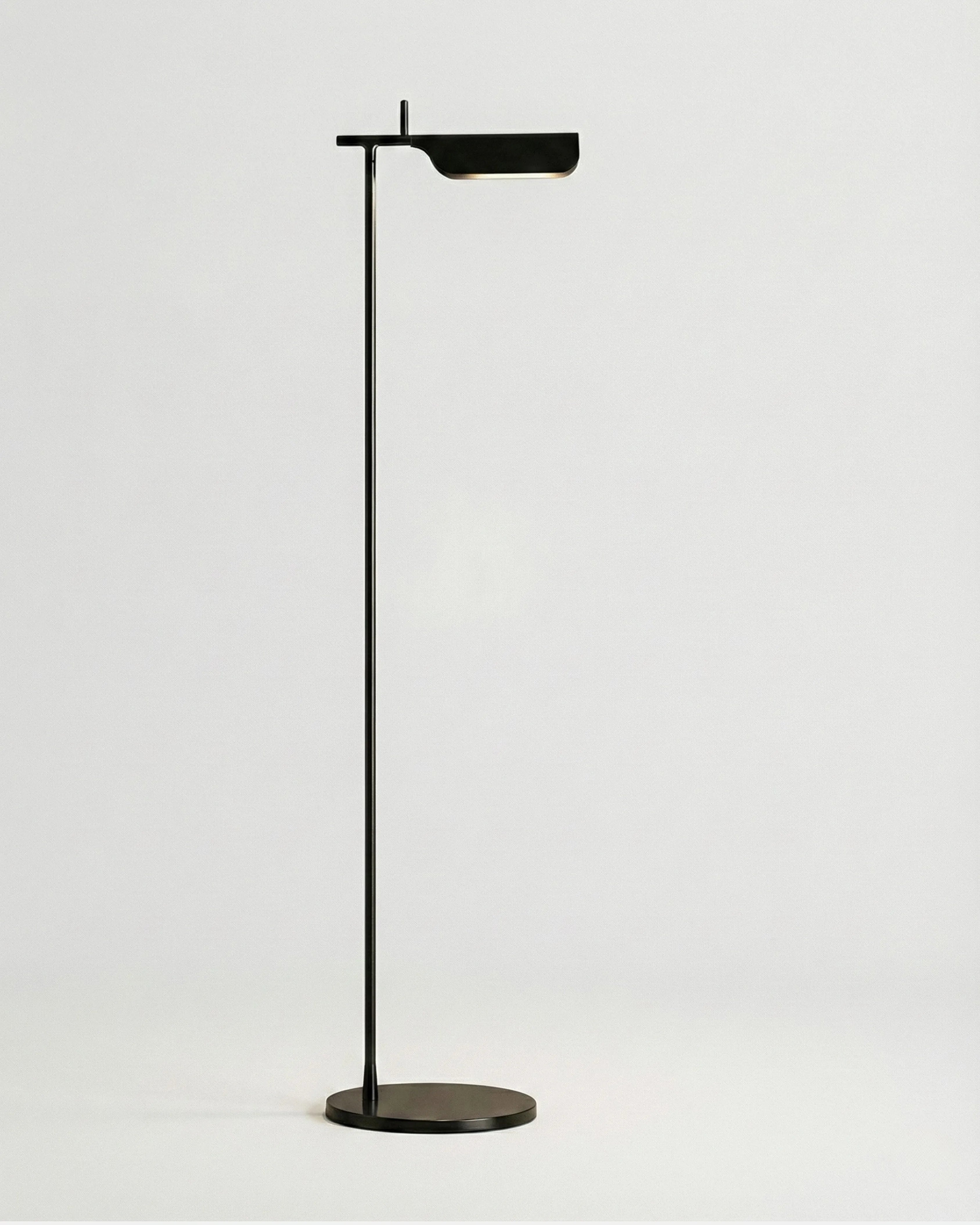 Lampadaire noir,  – modèle milo par Korven Studio.