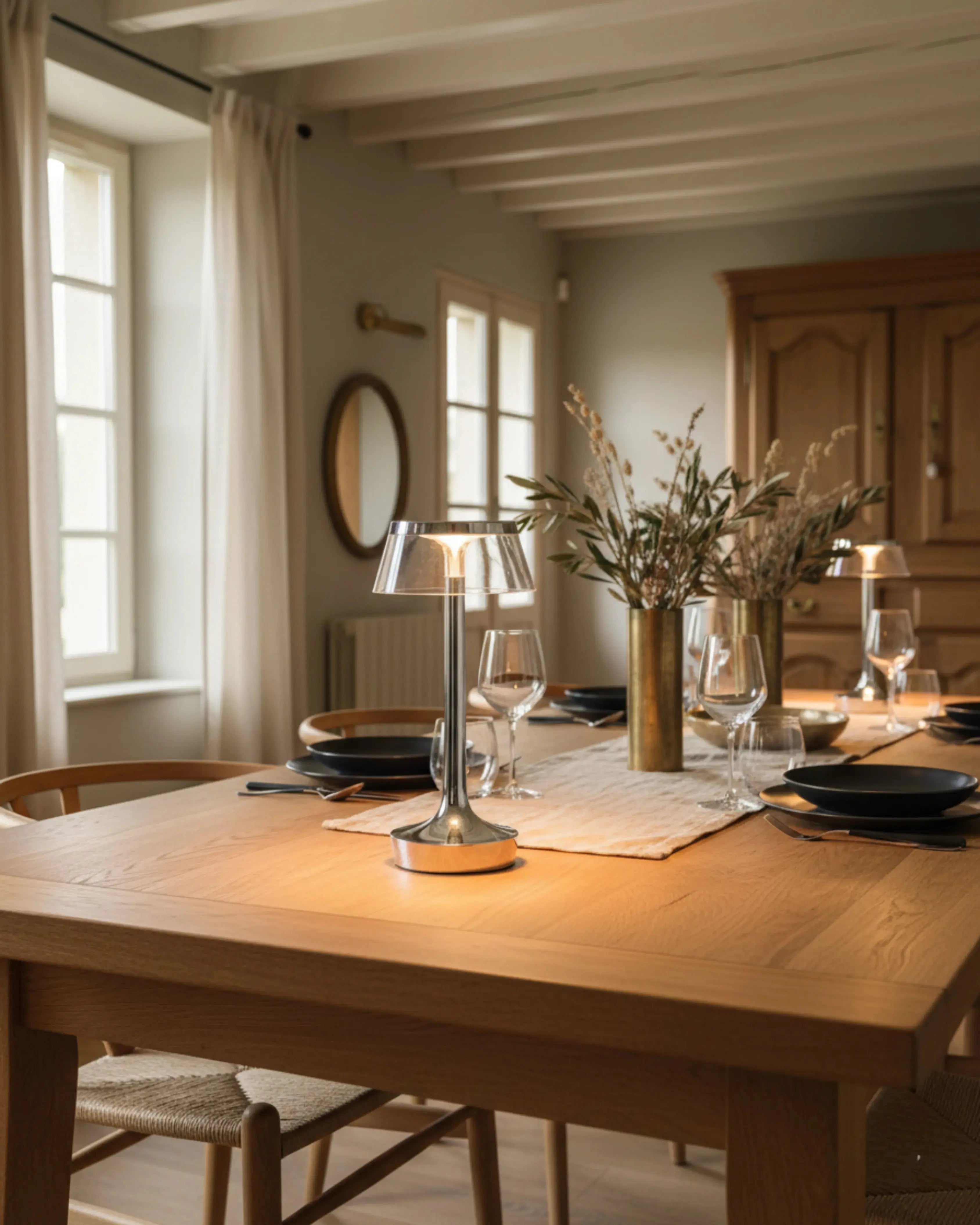 Lampe de table a poser sans fil argent, tactile et rechargeable – modèle orin par Korven Studio.