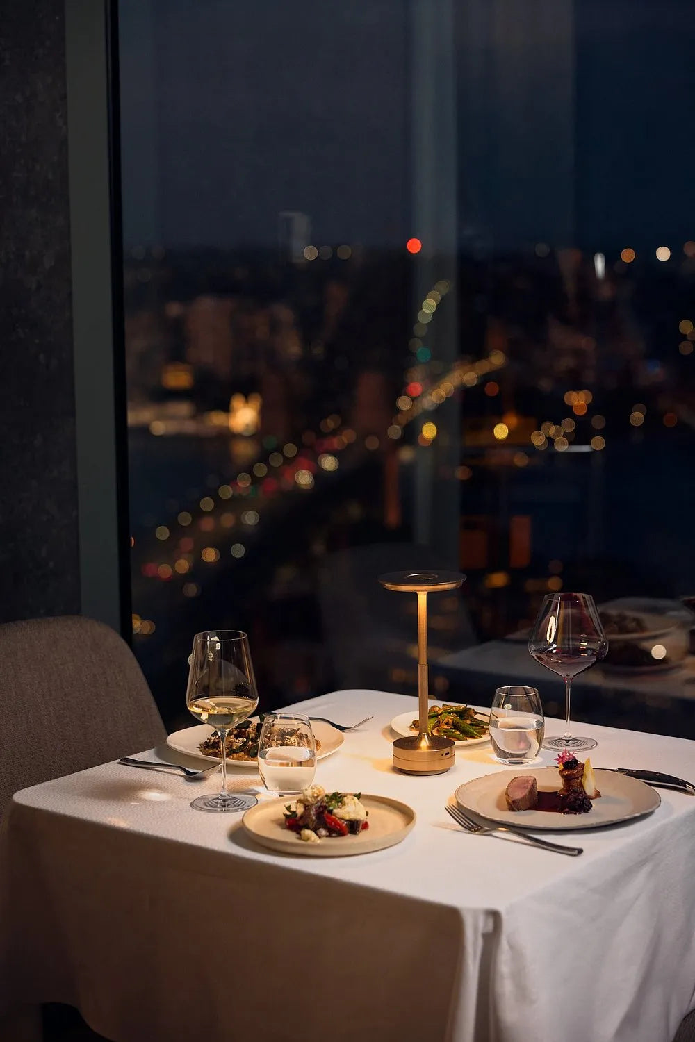 lampe à poser sans fil restaurant par korven studio 