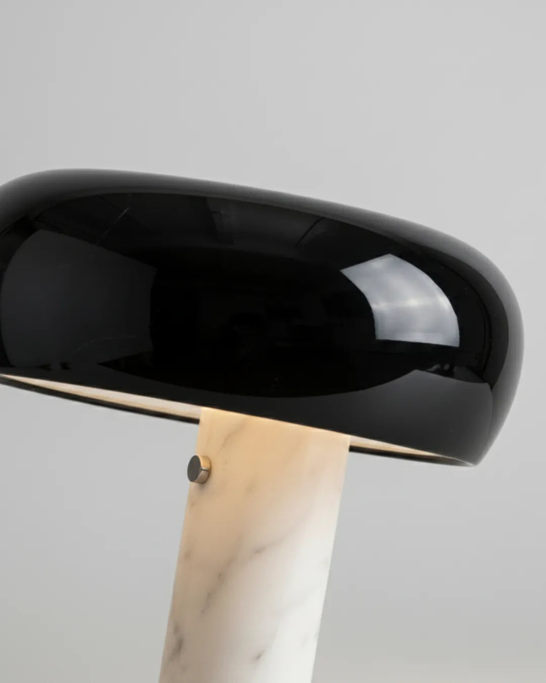 lampe de table couleur noir modele camos par korven studio