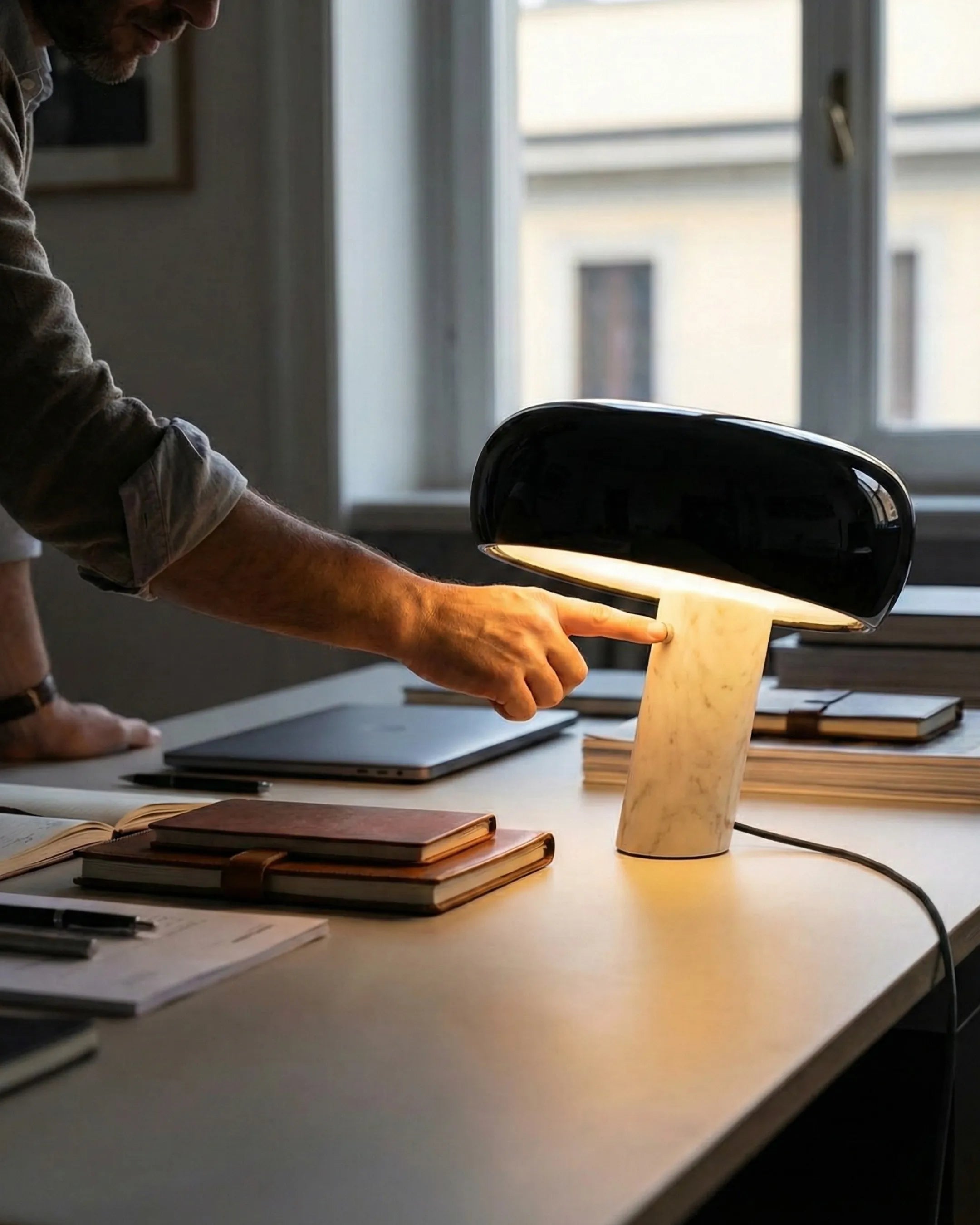 lampe noir camos lampe de bureau led par korvens studio