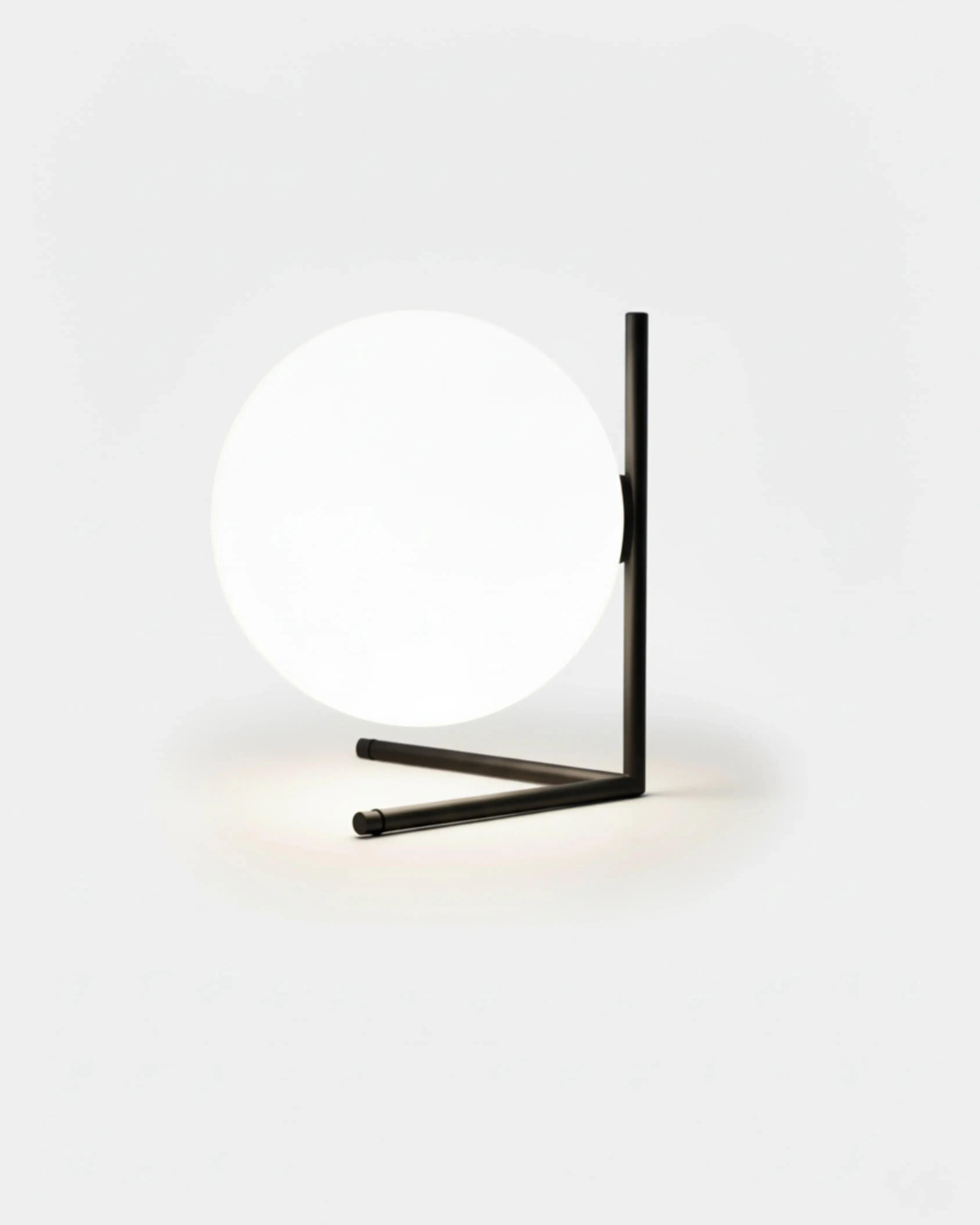 Lampe de table à poser noir,  – modèle Kaen par Korven Studio.