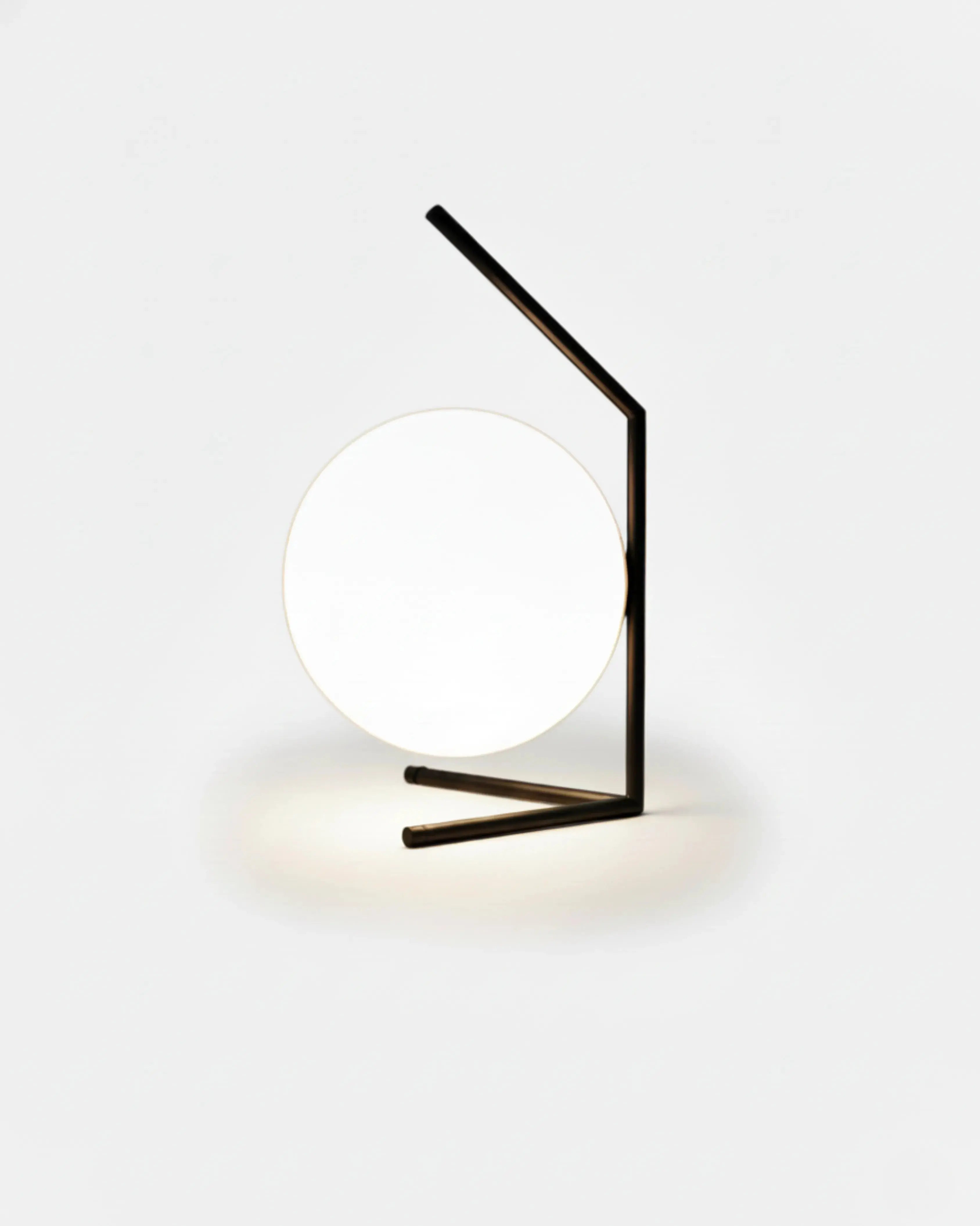 Lampe de table à poser noir,  – modèle enna par Korven Studio.