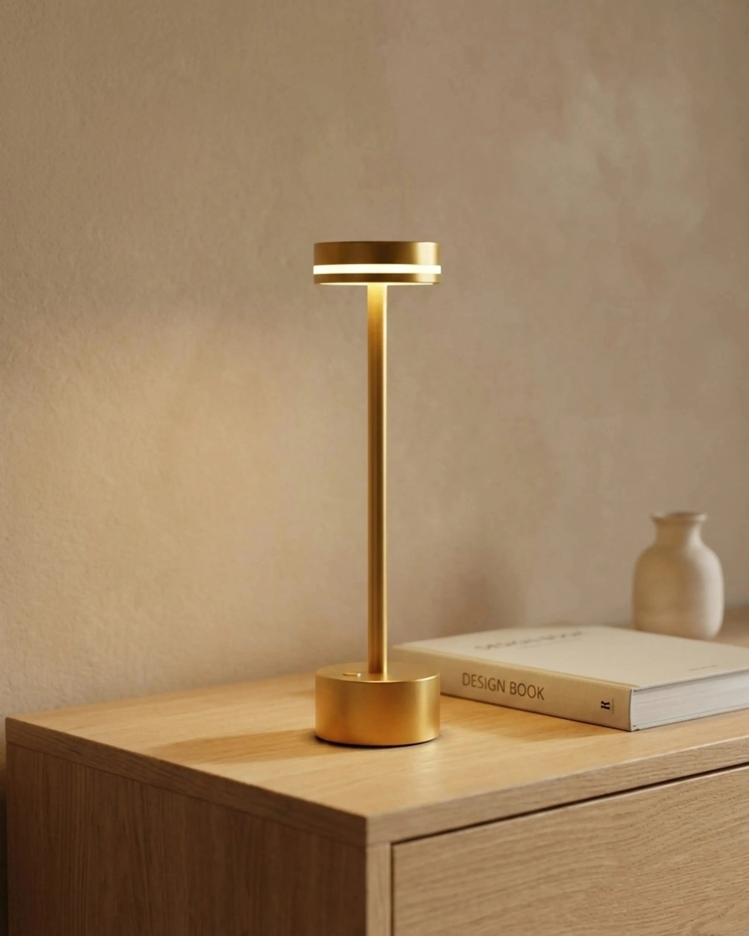 lampe de table sans fil couleur or par korven studio