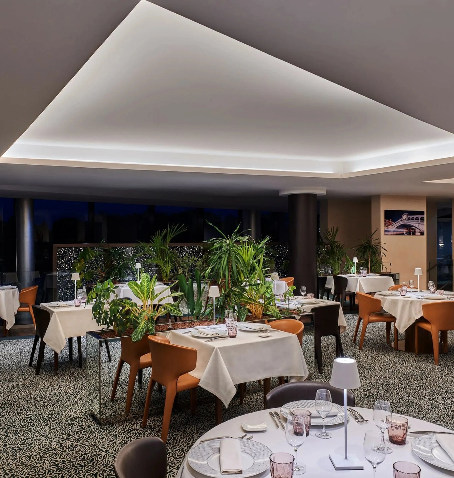 lampe de table sans fil pour resturant par korven studio 