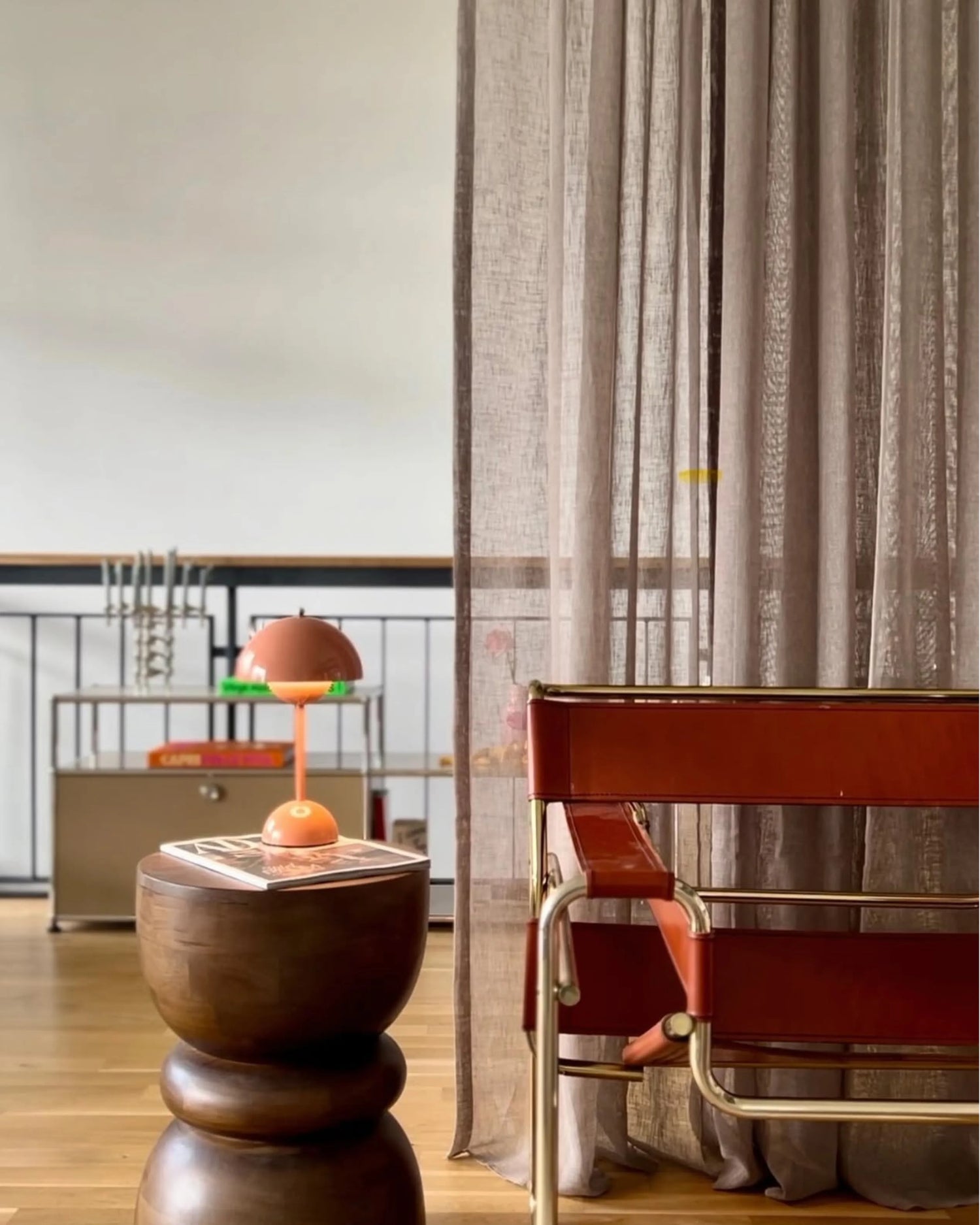 lampe led sans fil tactile rechargeable rose par korven studio 