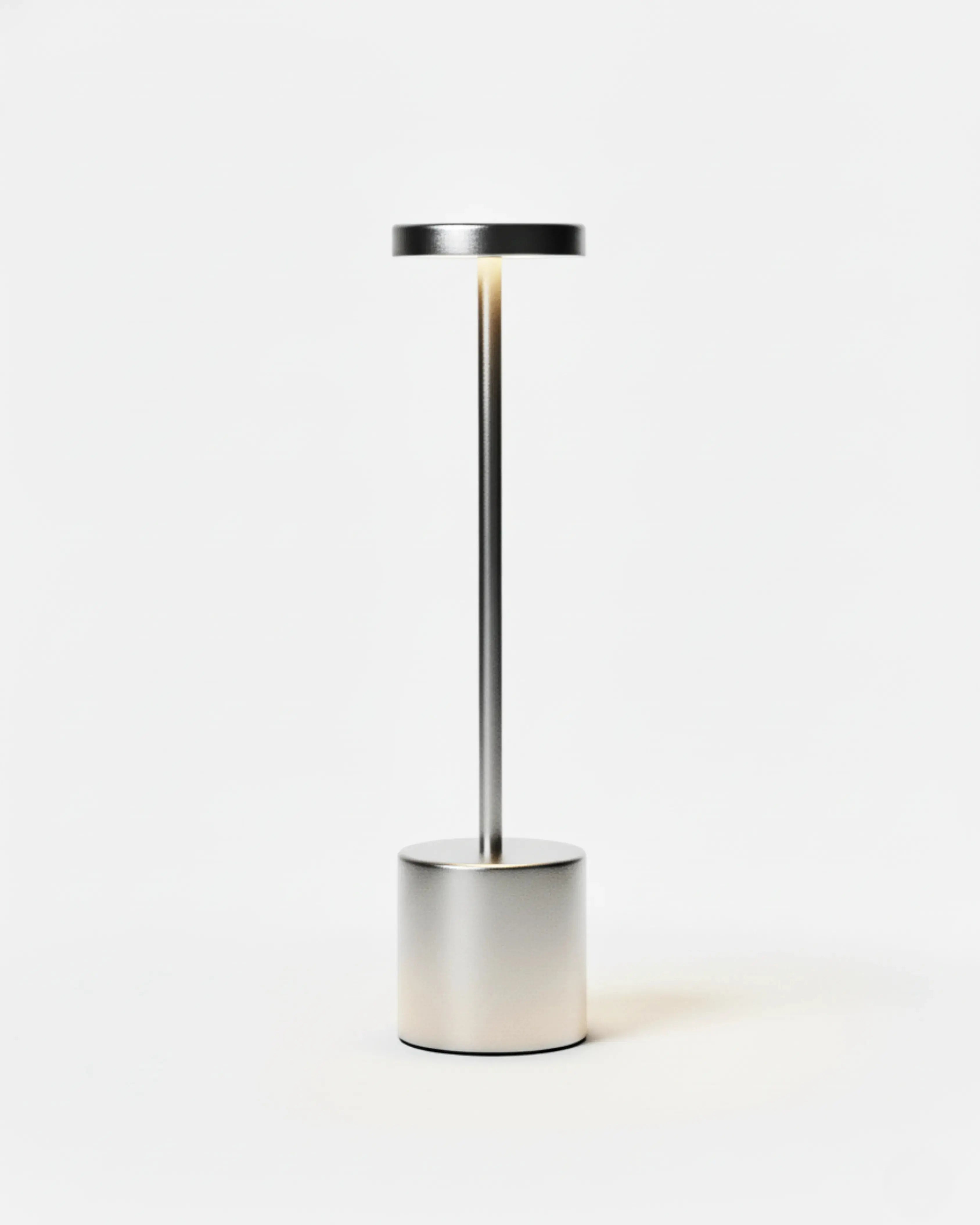 Lampe de chevet sans fil argent, rechargeable par USB – modèle Nova par Korven Studio.