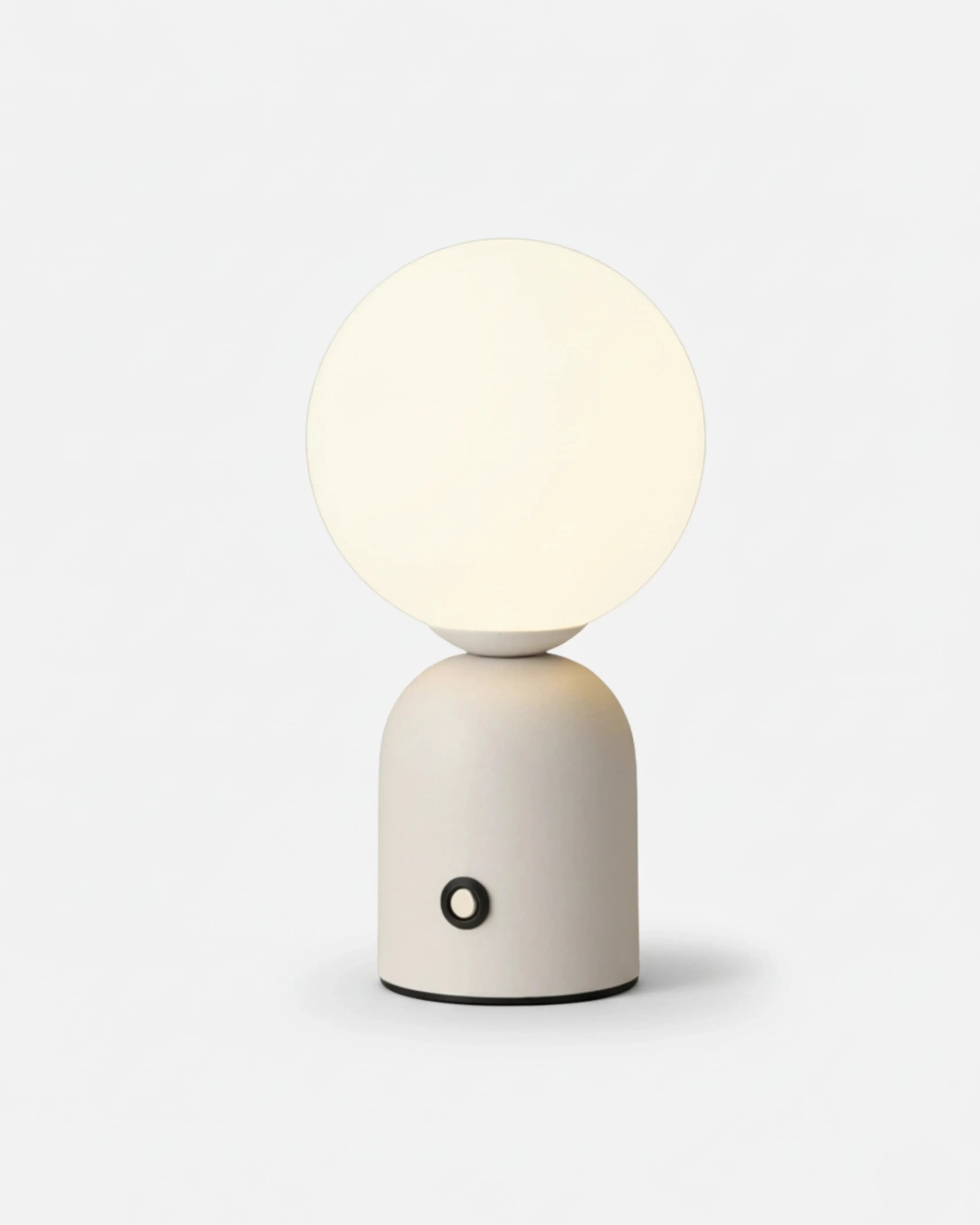Lampe sans fil blanc rechargeable – modèle Lumi par Korven Studio.