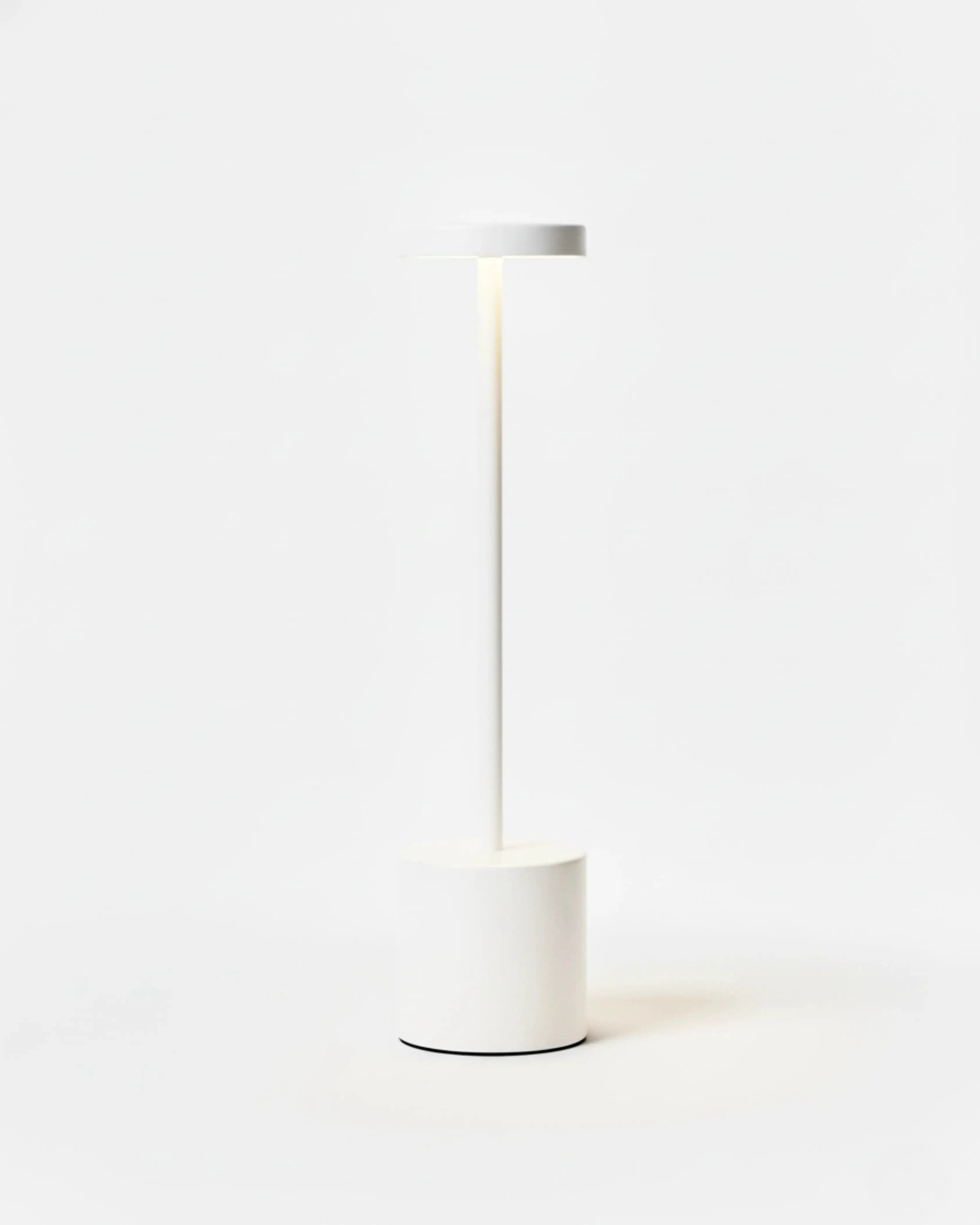Lampe sans fil blanche rechargeable – modèle Nova par Korven Studio.
