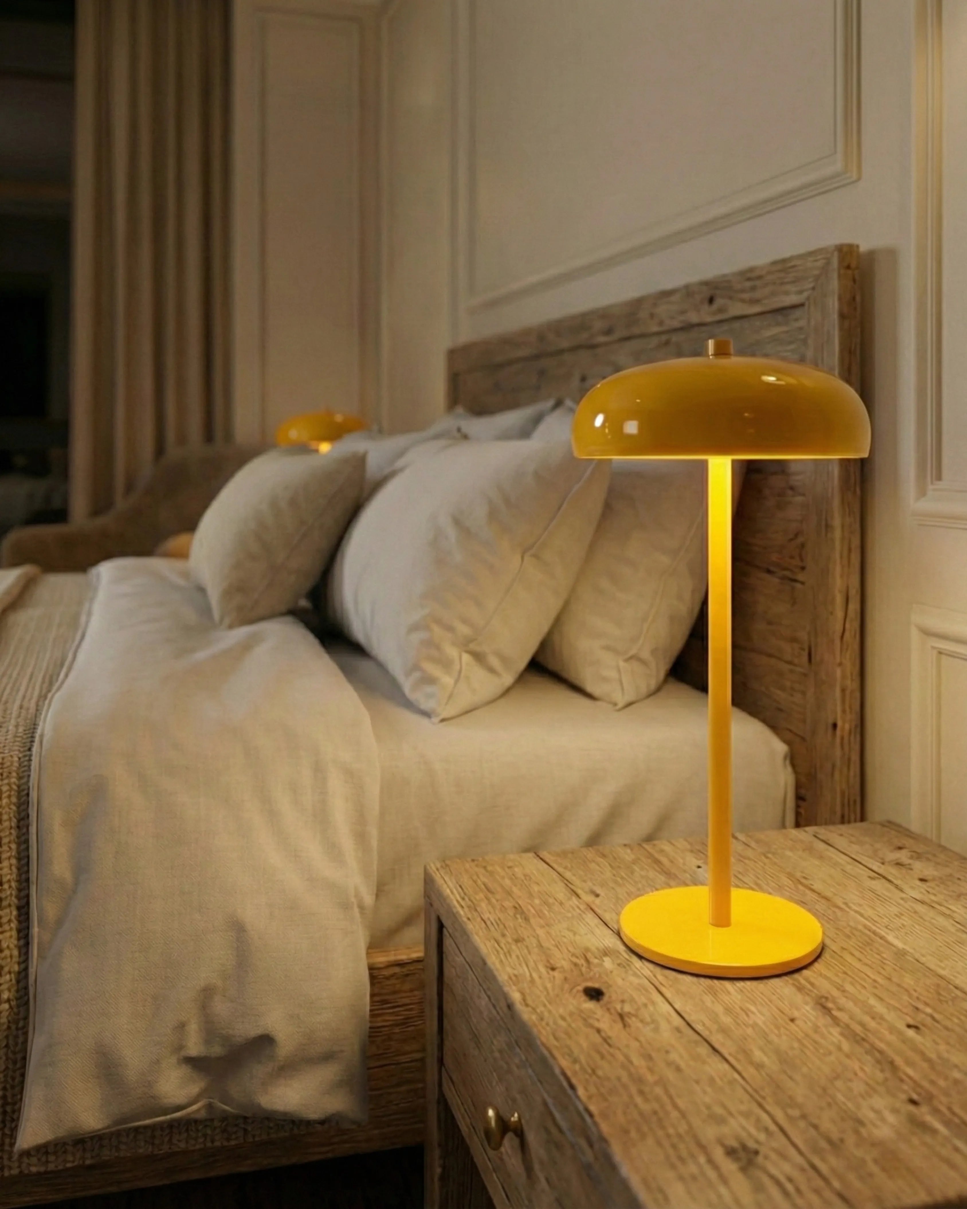 lampe de chevet sans fil couleur jaune modele nari par korven studio 