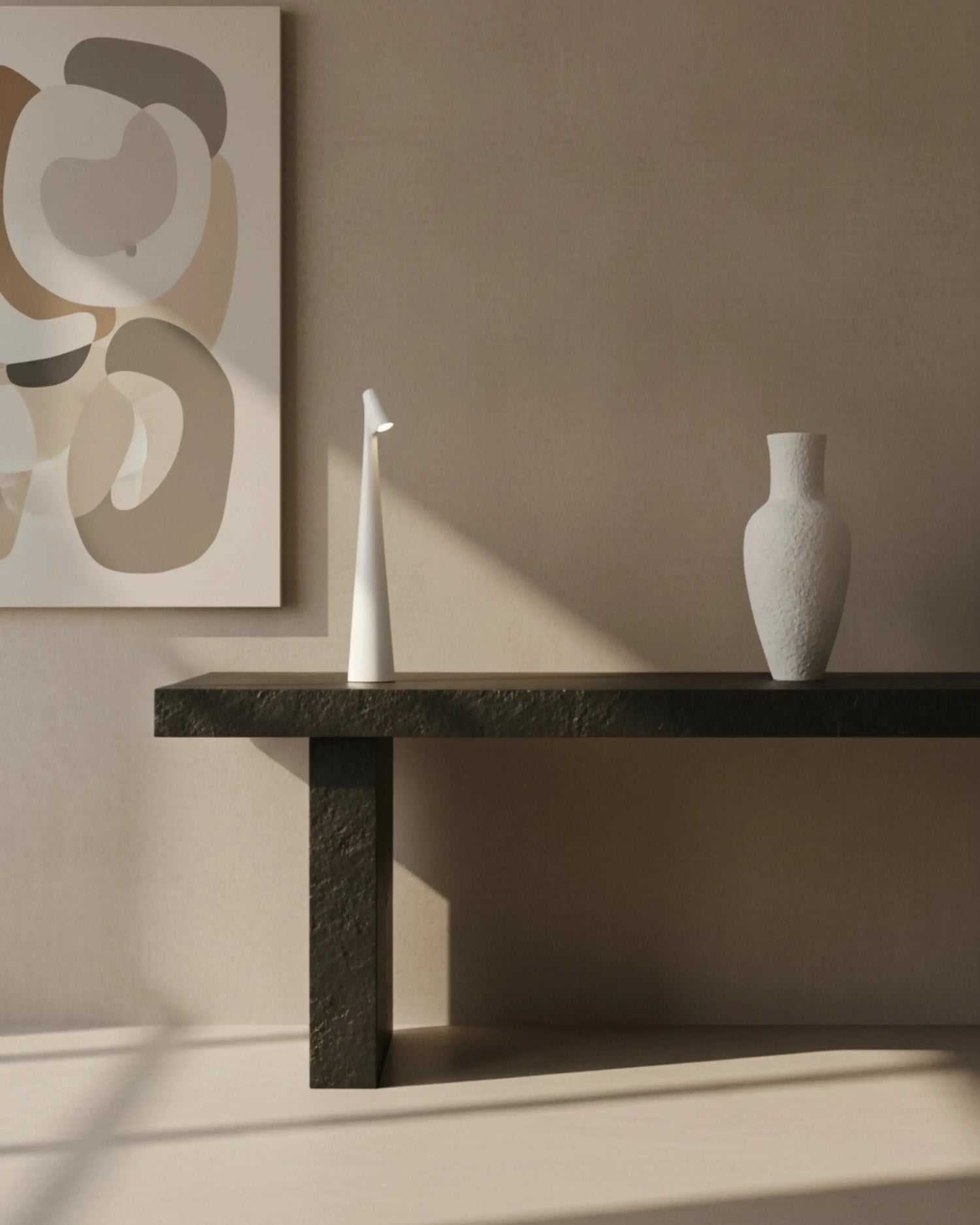 Lampe de bureau sans fil blanche, LED rechargeable – modèle Nora par Korven Studio.