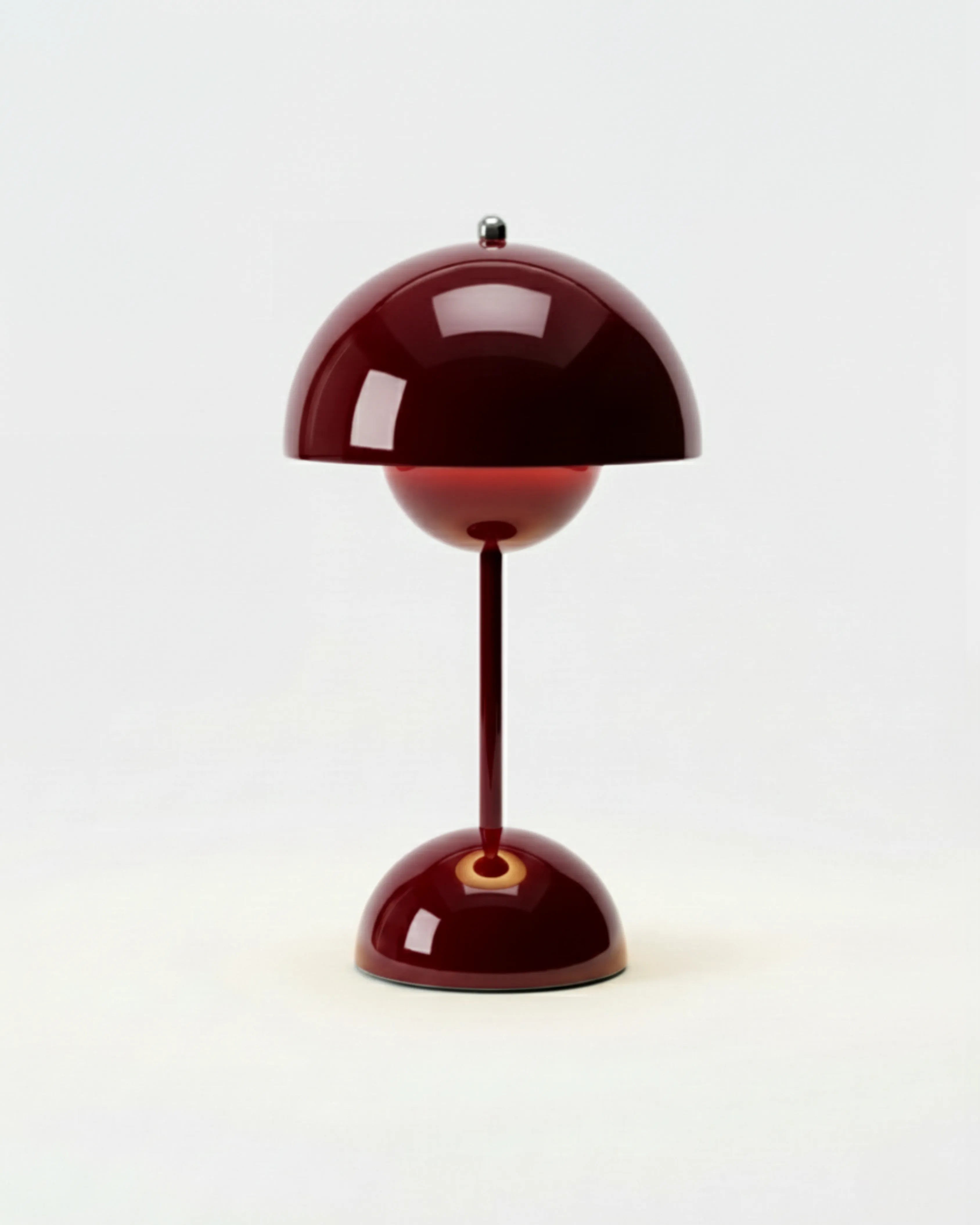 Lampe de bureau sans fil rouge, LED rechargeable – modèle Oden par Korven Studio.