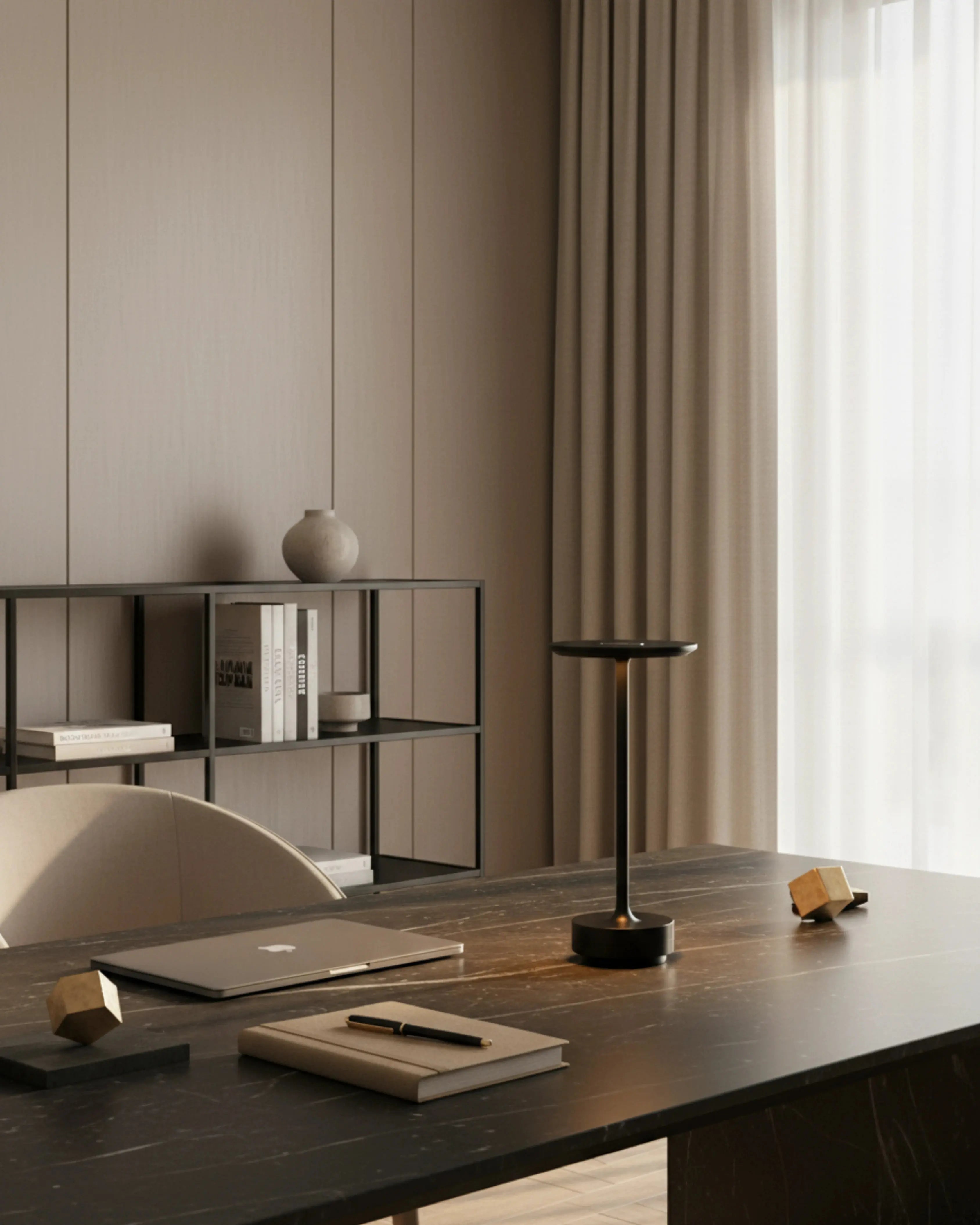 Lampe de bureau sans fil noire, LED rechargeable – modèle Liri par Korven Studio.