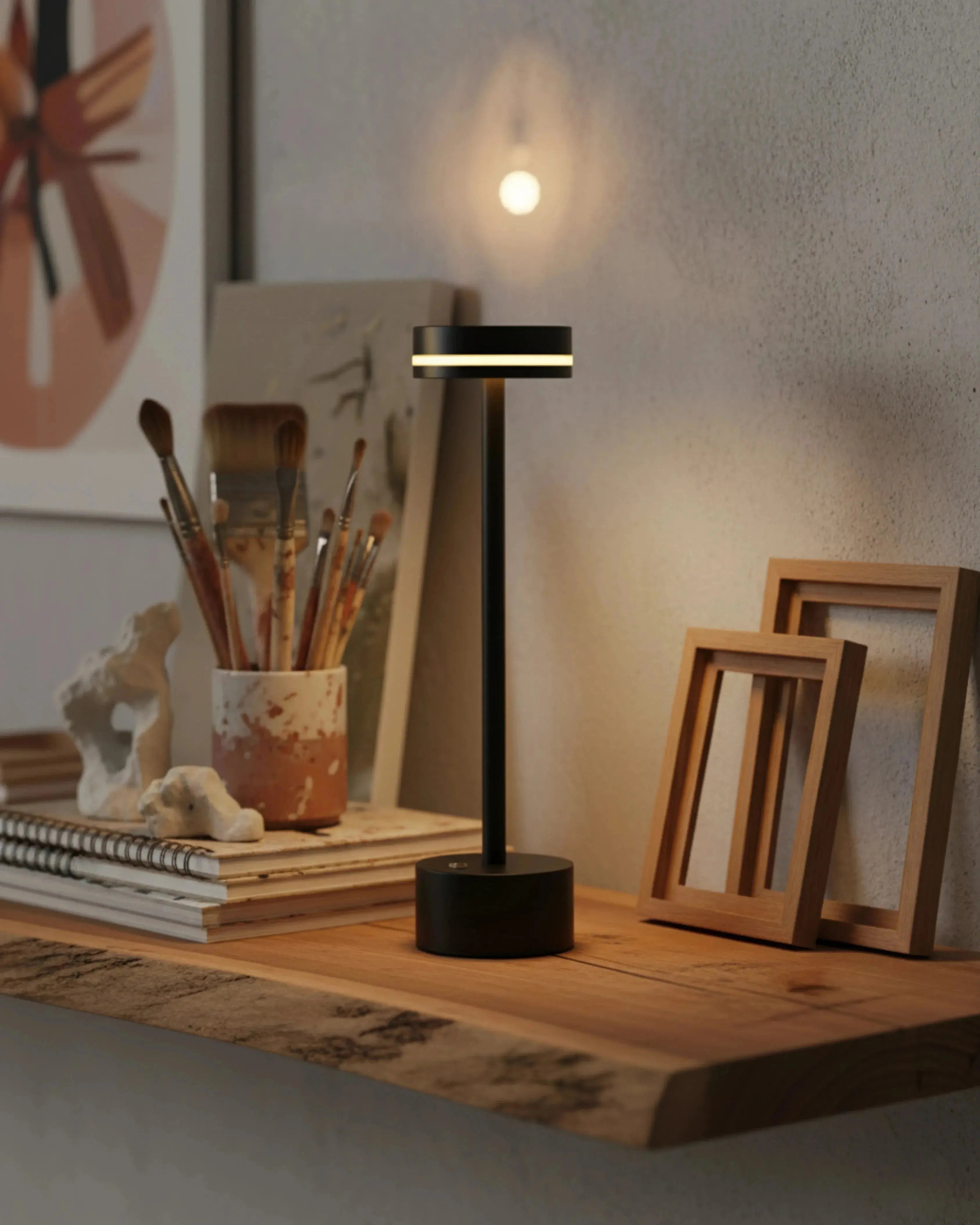 Lampe de bureau sans fil noire, LED rechargeable – modèle Lysa par Korven Studio.