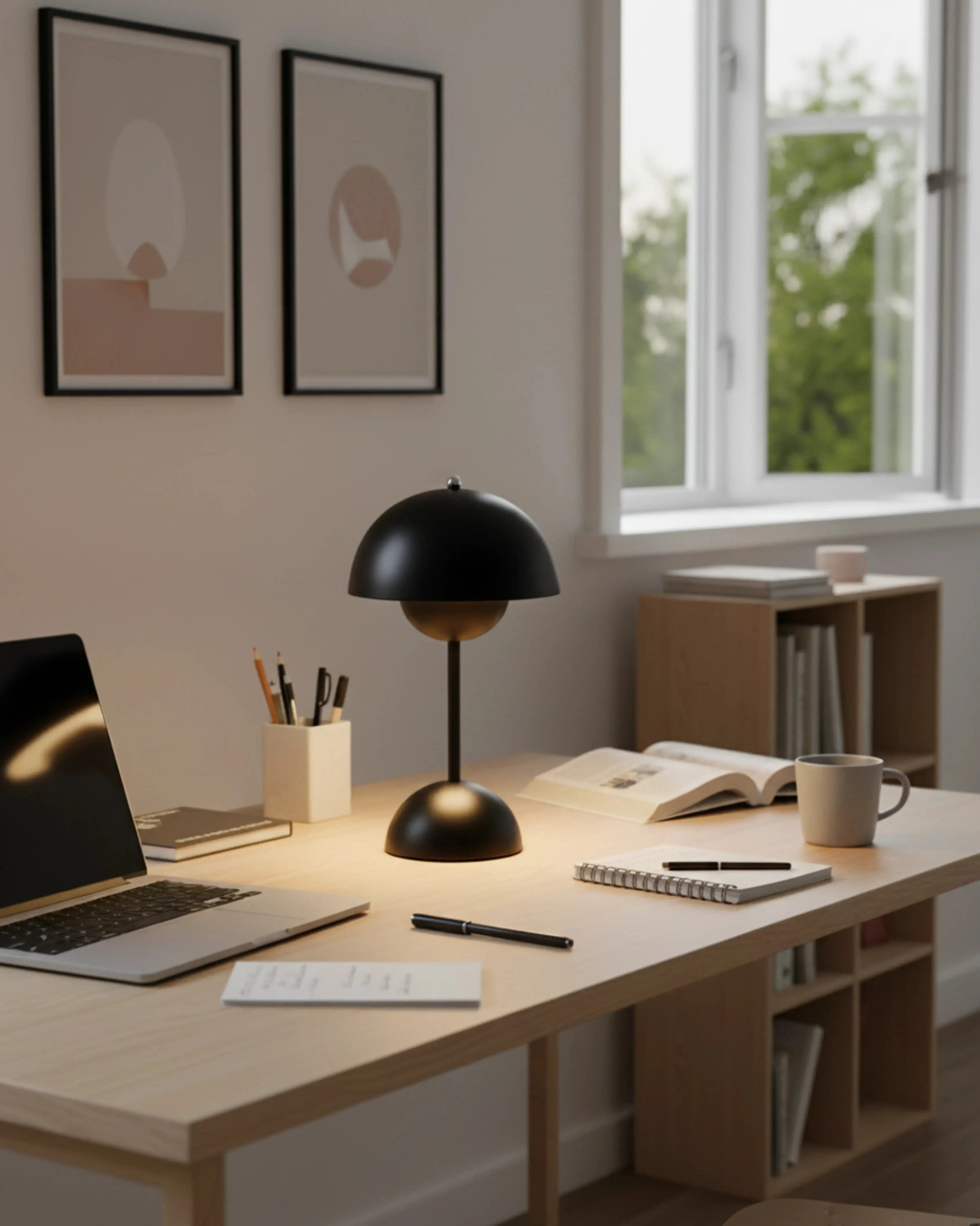 Lampe de bureau sans fil noire, LED rechargeable – modèle Oden par Korven Studio.