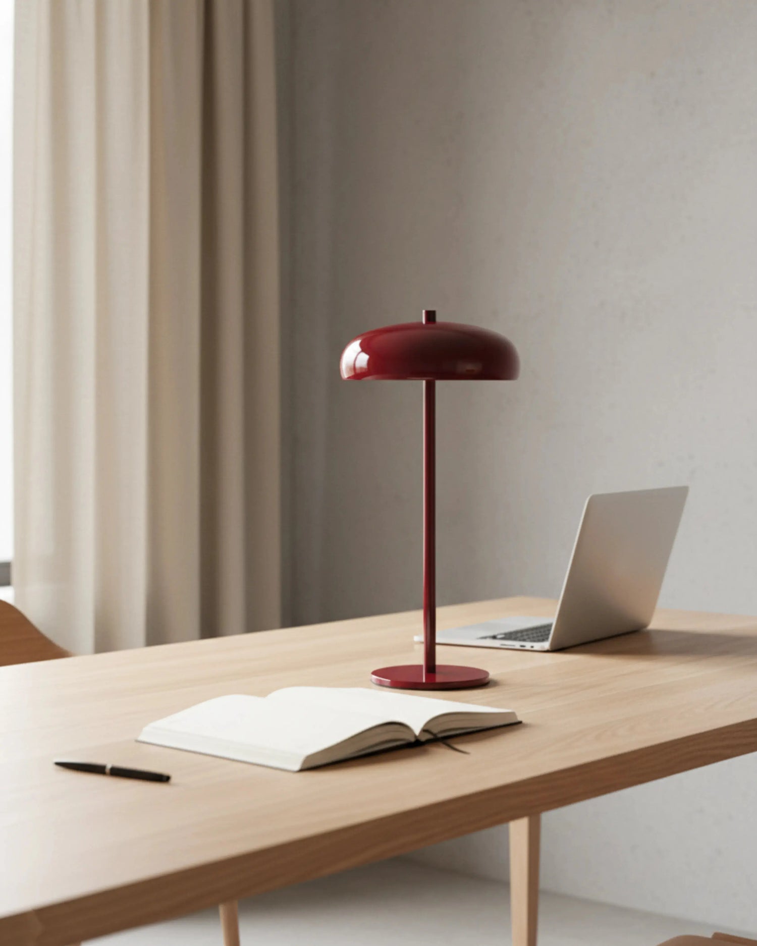 Lampe de table a poser sans fil rouge bordeaux, tactile et rechargeable – modèle nari par Korven Studio.
