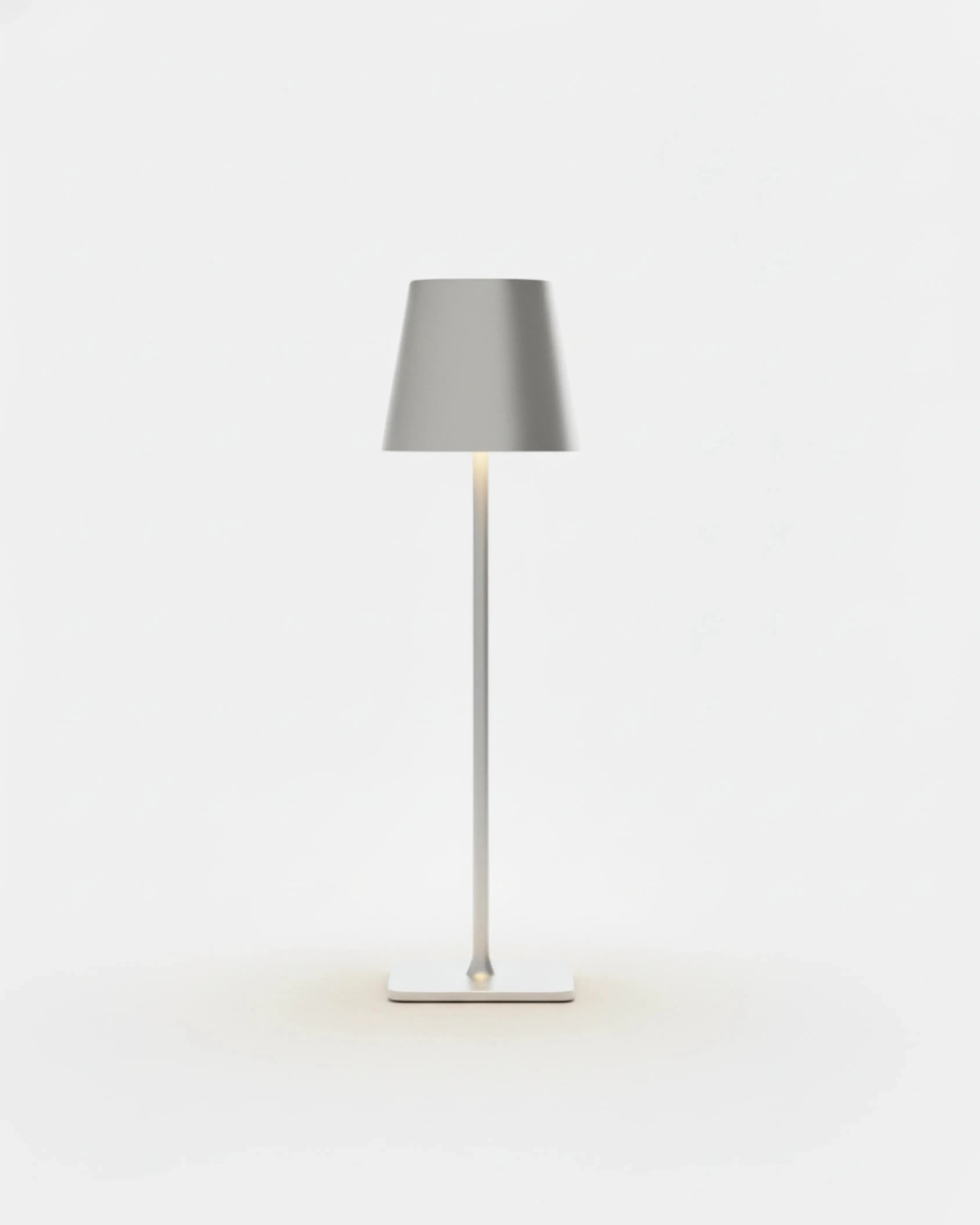 Lampe de chevet sans fil argent, rechargeable par USB – modèle Frey par Korven Studio.