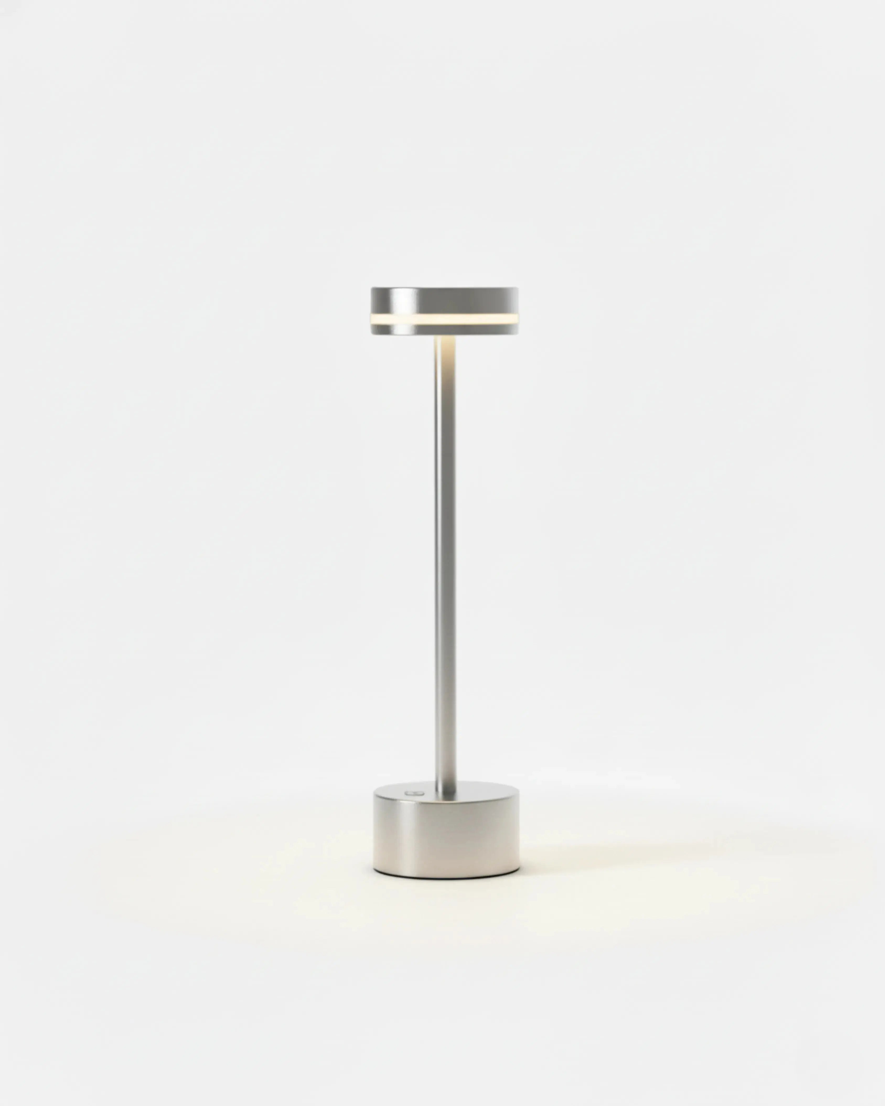 Lampe de chevet sans fil argent, rechargeable par USB – modèle Lysa par Korven Studio.