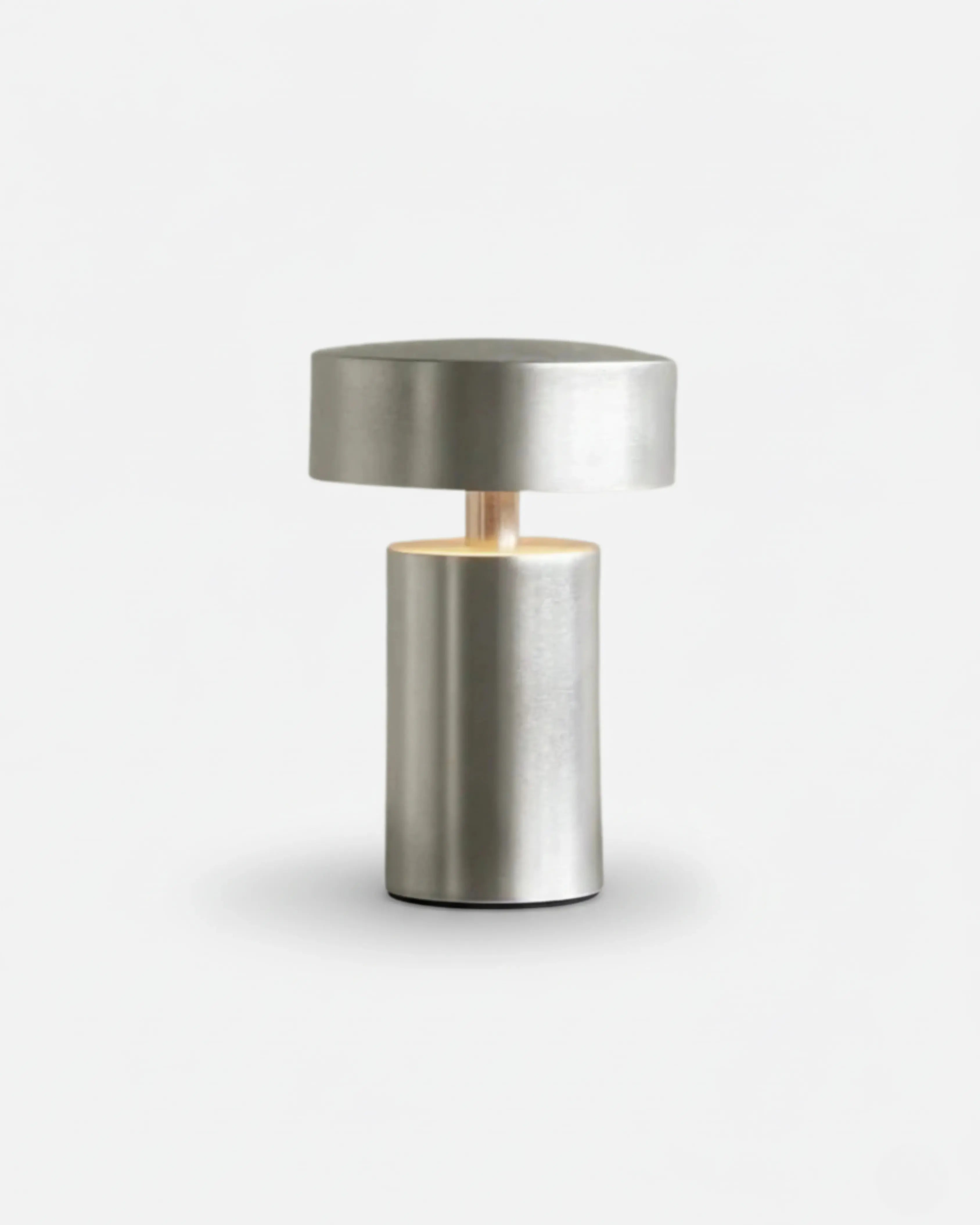 Lampe de table a poser sans fil argent, tactile et rechargeable – modèle somi par Korven Studio.