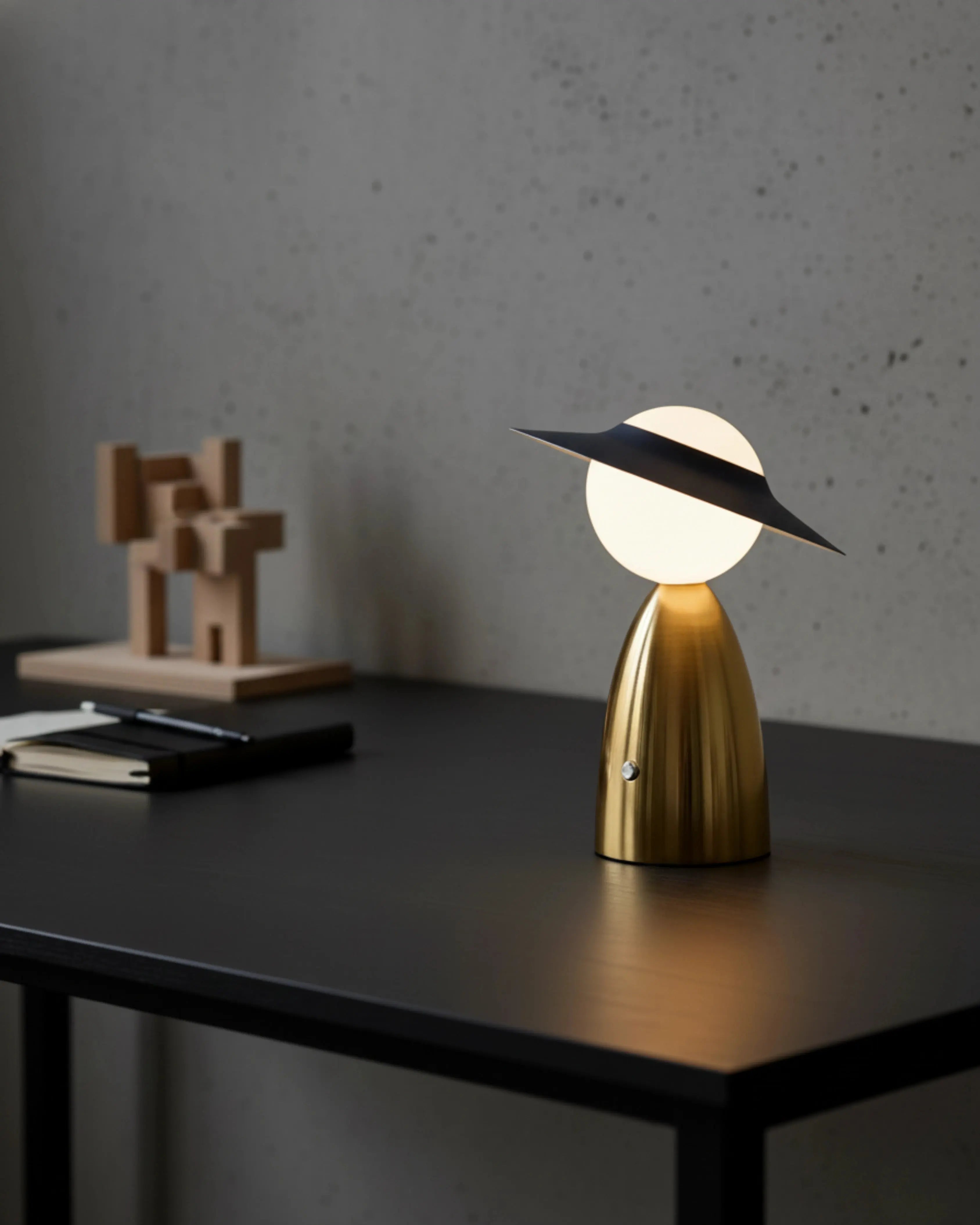 Lampe de chevet sans fil dorée, rechargeable par USB – modèle Ela par Korven Studio.