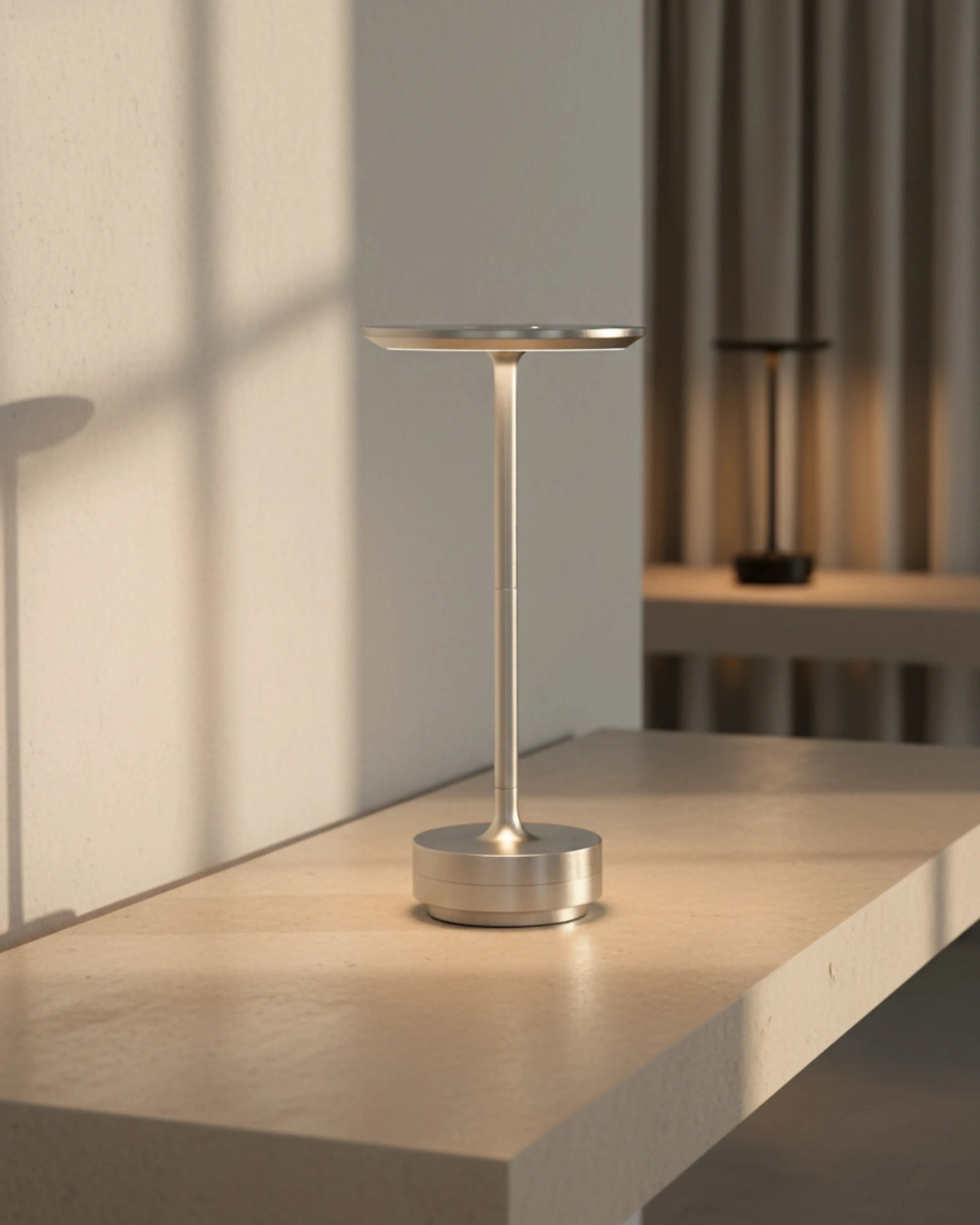 Lampe de chevet tactile sans fil, rechargeable par USB – modèle Liri par Korven Studio.