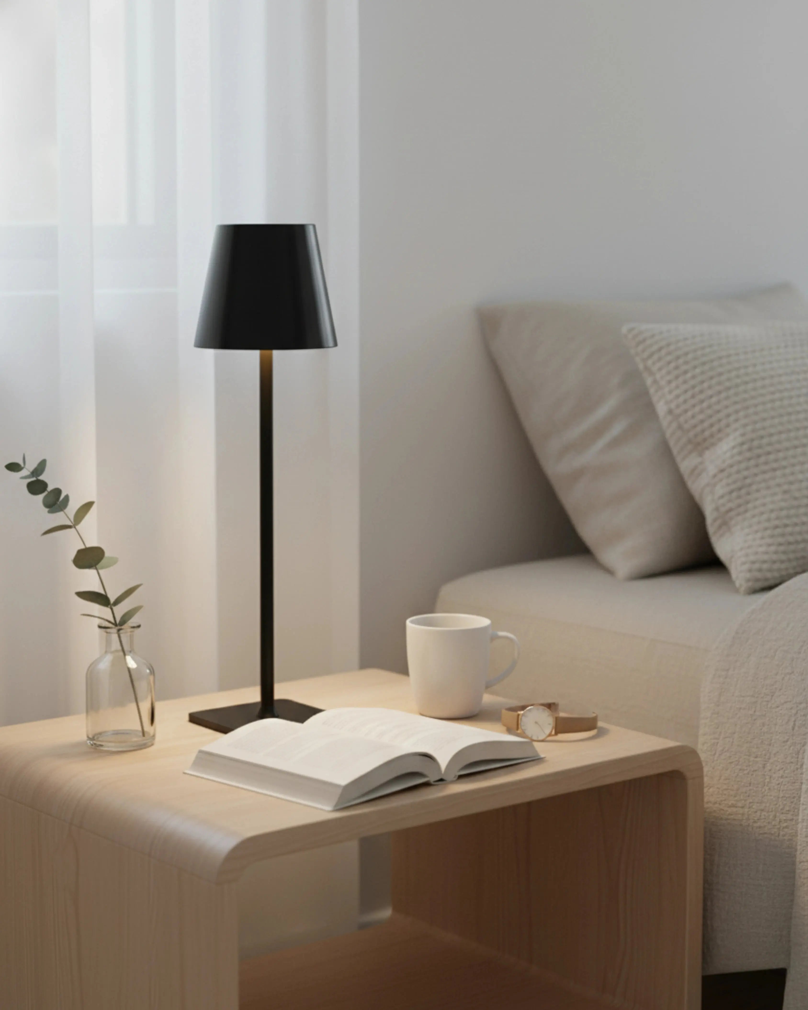 Lampe de chevet sans fil noire, rechargeable par USB – modèle Frey par Korven Studio.