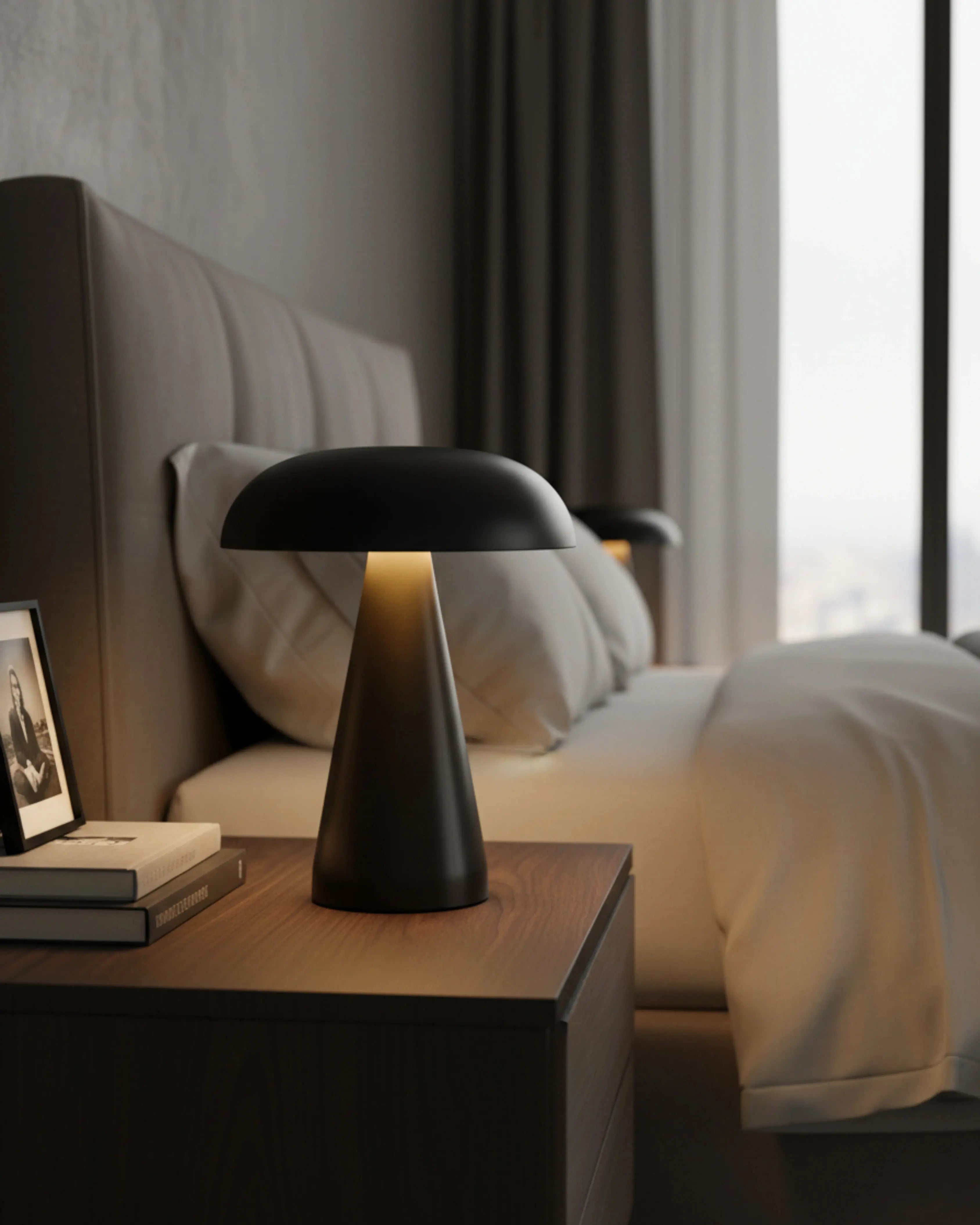 Lampe de chevet sans fil noire, rechargeable par USB – modèle Kemi par Korven Studio.