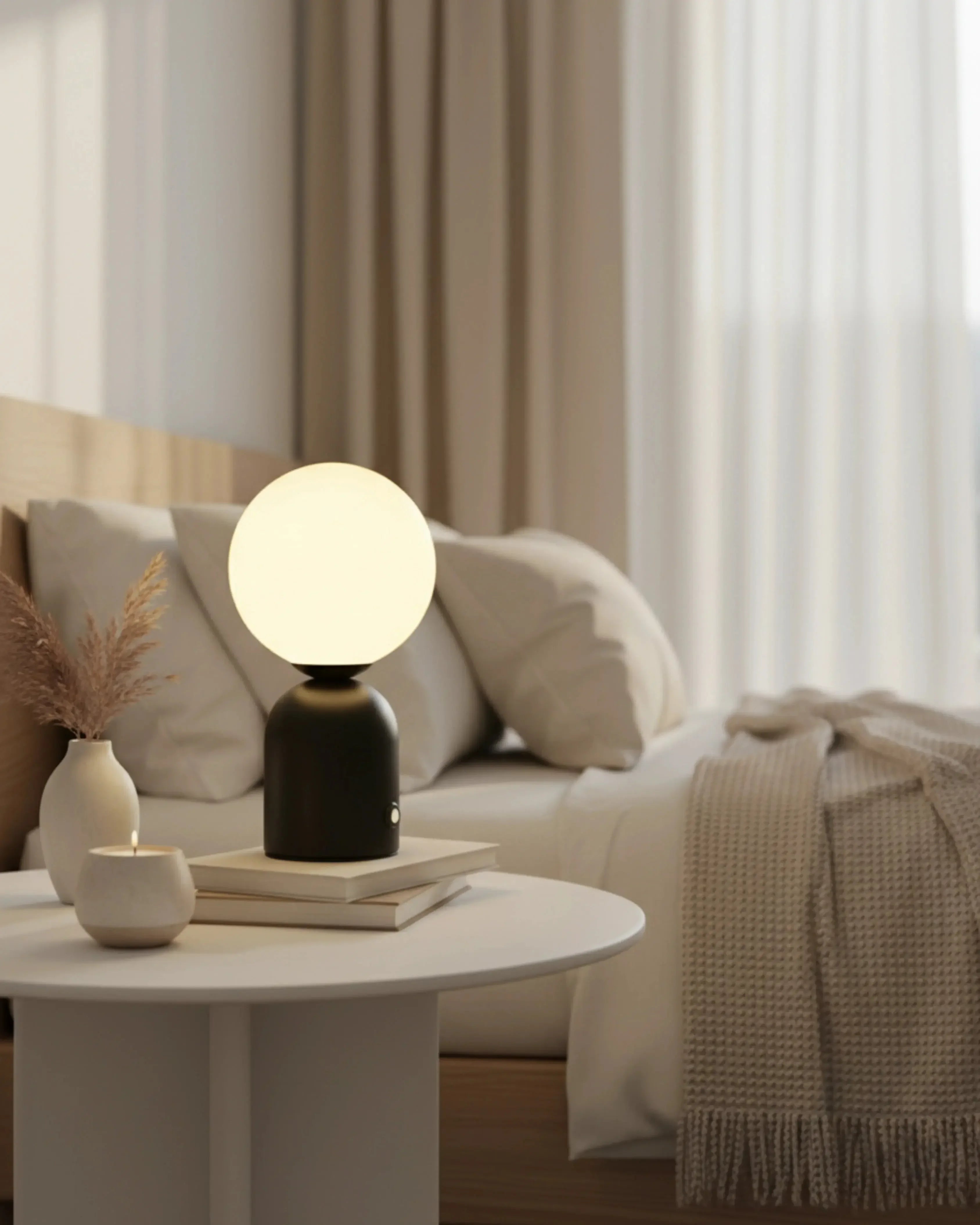 Lampe de chevet sans fil noire, rechargeable par USB – modèle Lumi par Korven Studio.