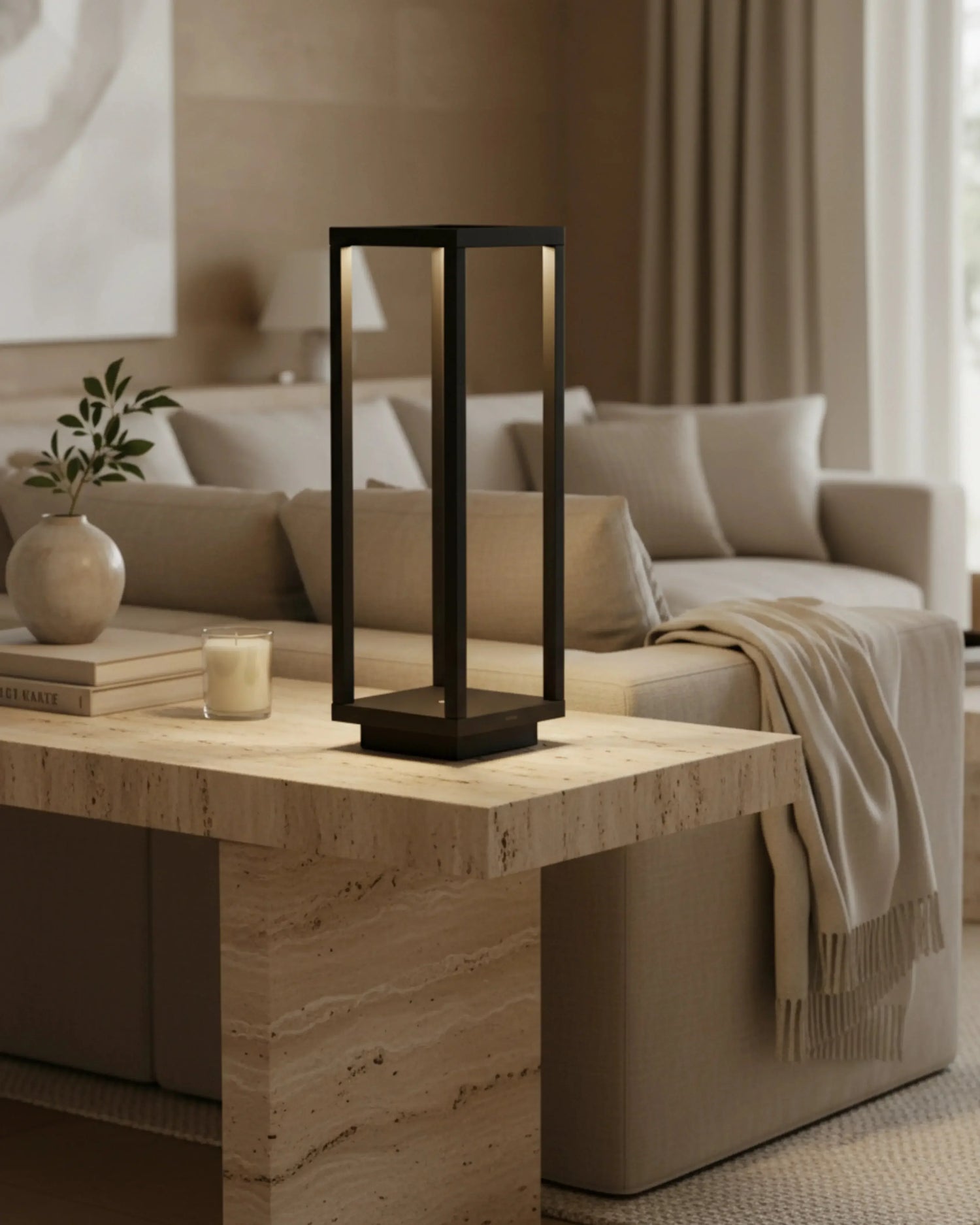 Lampe de chevet sans fil noire, tactile et rechargeable – modèle Sora par Korven Studio.