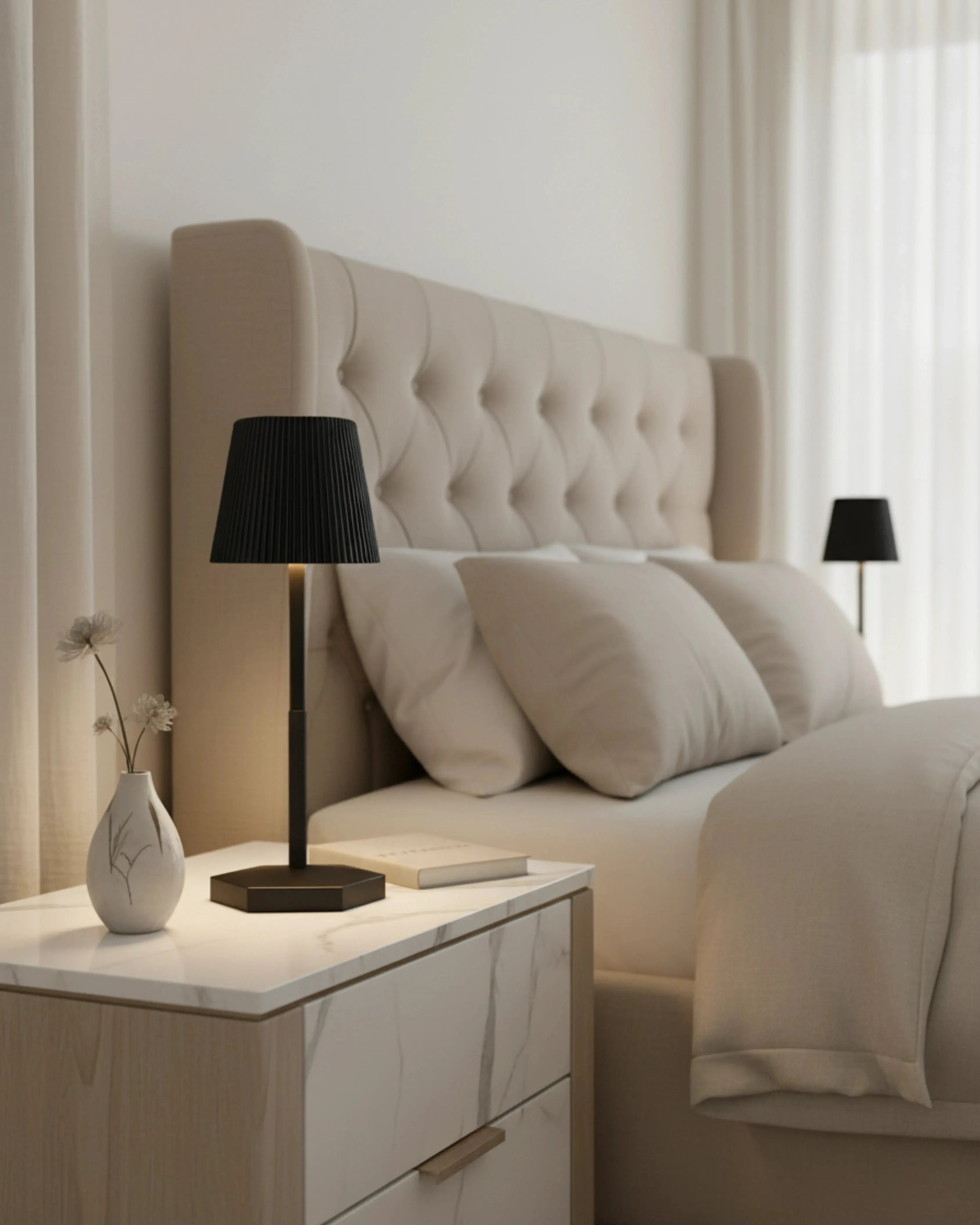 Lampe de chevet sans fil noire, rechargeable par USB – modèle Tovi par Korven Studio.