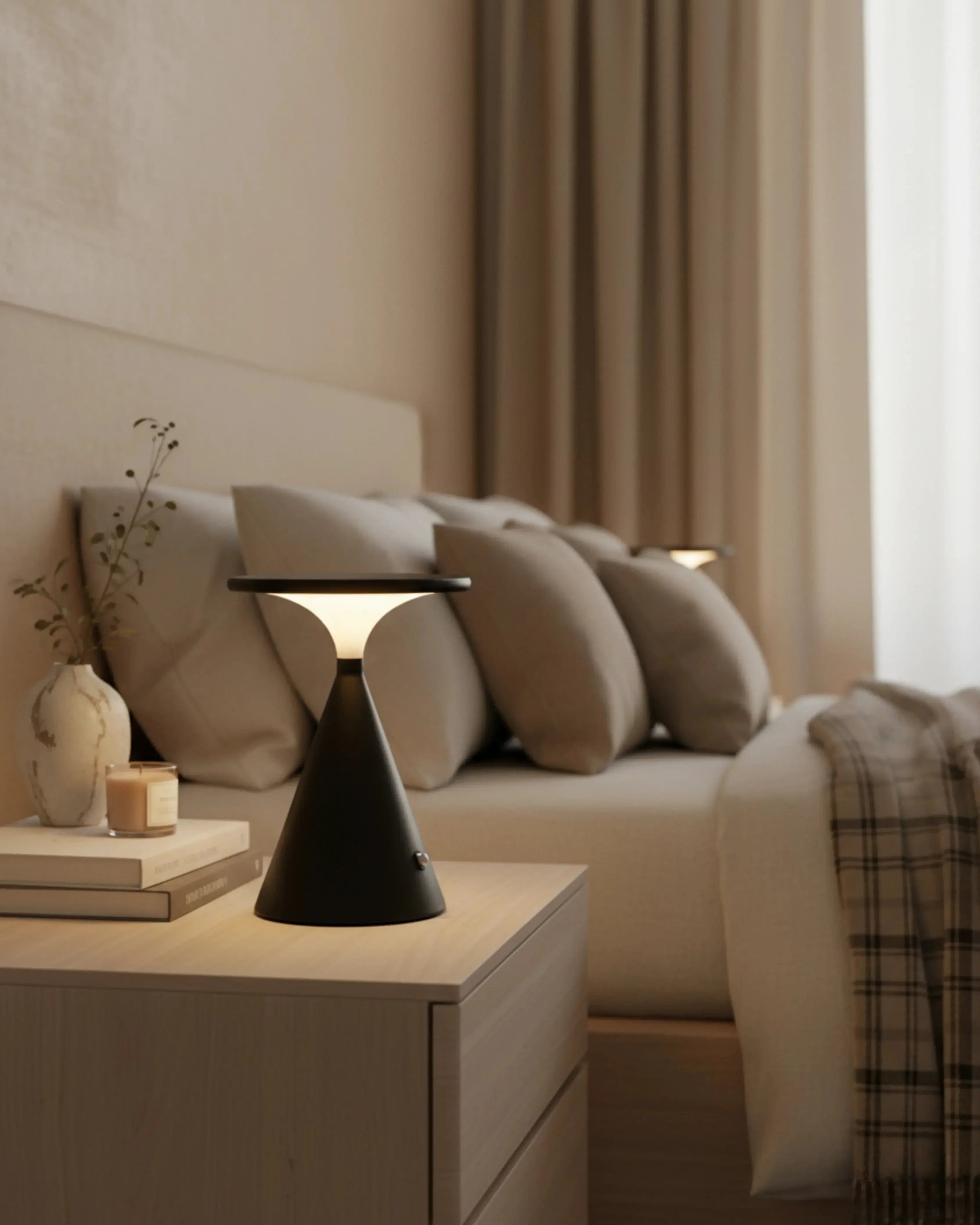 Lampe de chevet sans fil noir, rechargeable par USB – modèle Vega par Korven Studio.