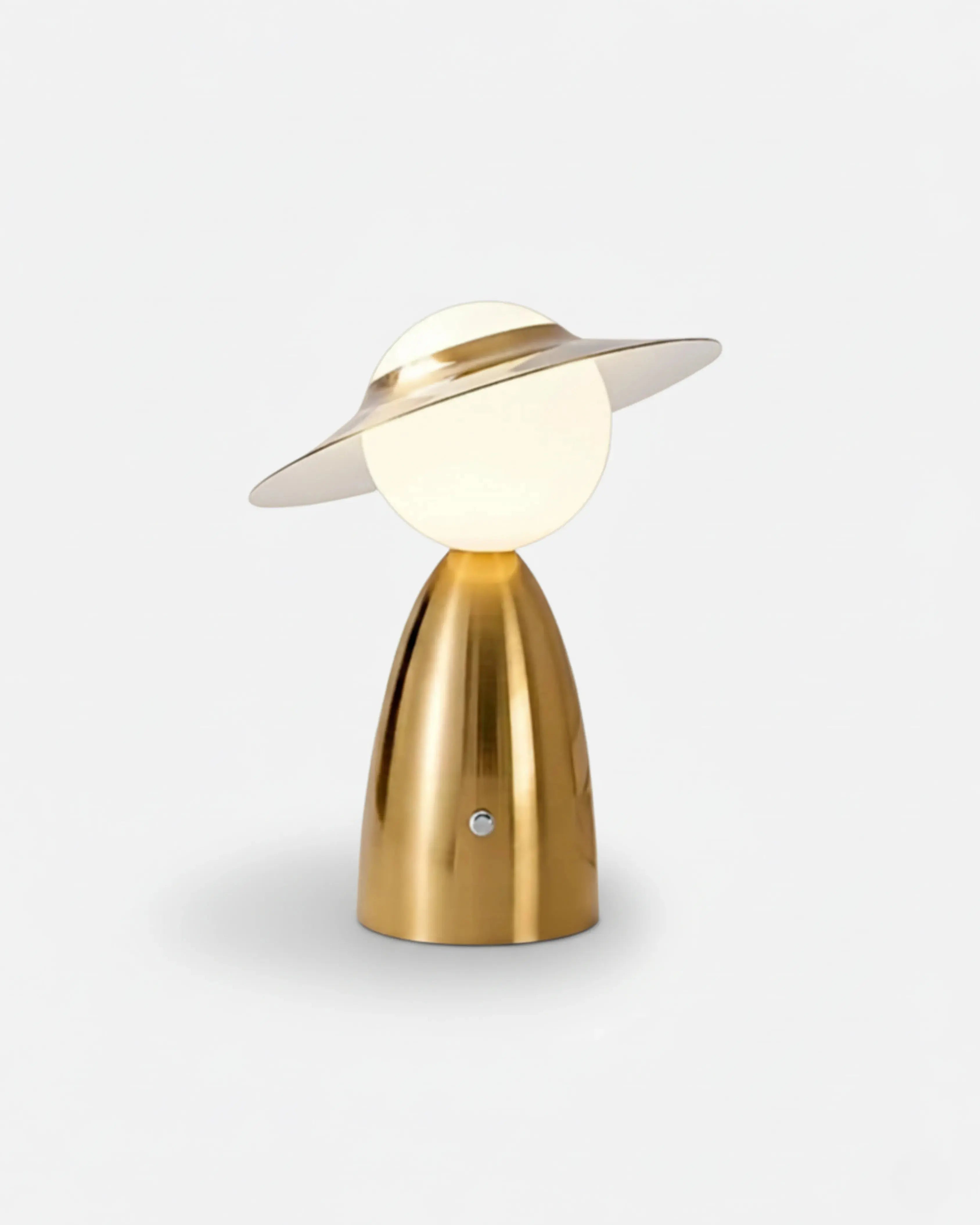 Lampe de chevet sans fil dorée, rechargeable par USB – modèle Ela par Korven Studio.