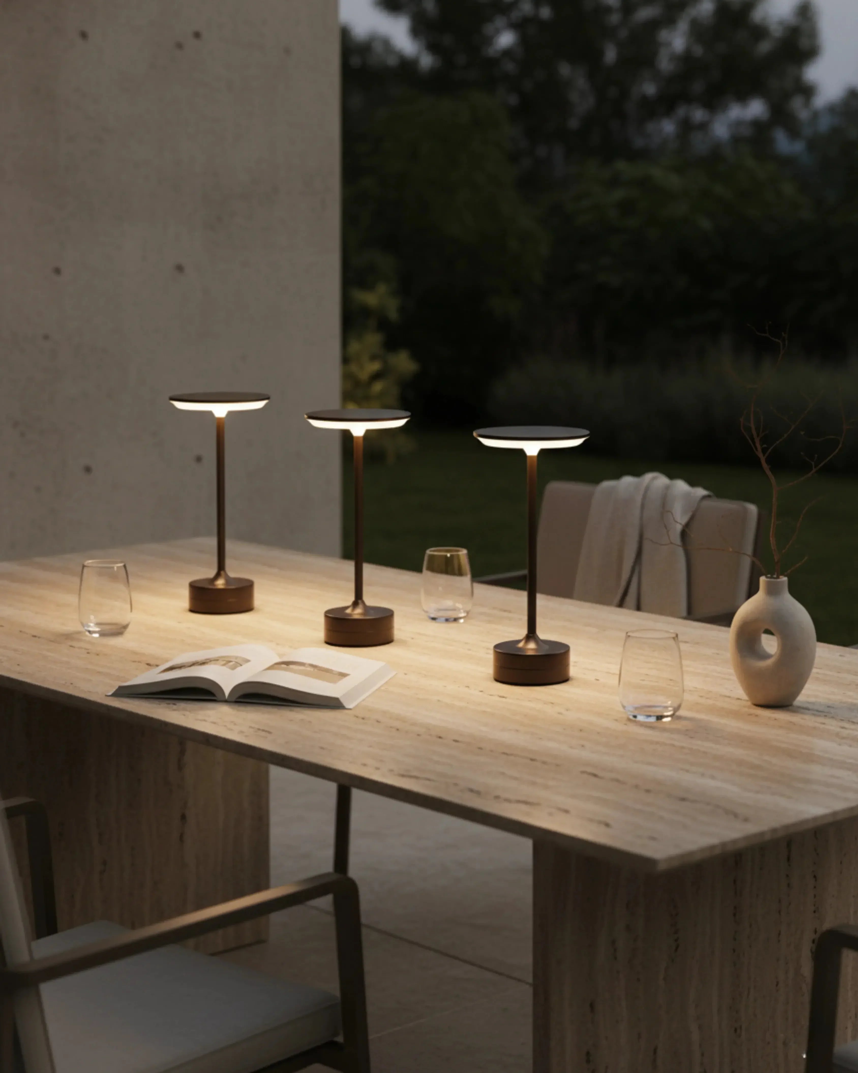 Lampe d’extérieur sans fil noire, design premium et rechargeable – modèle Lora par Korven Studio.